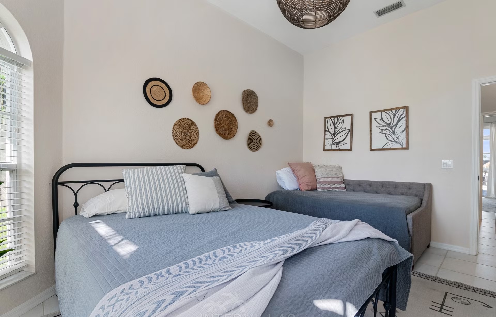 Poolbereich mit Outdoorküche und Blick auf den Kanal.