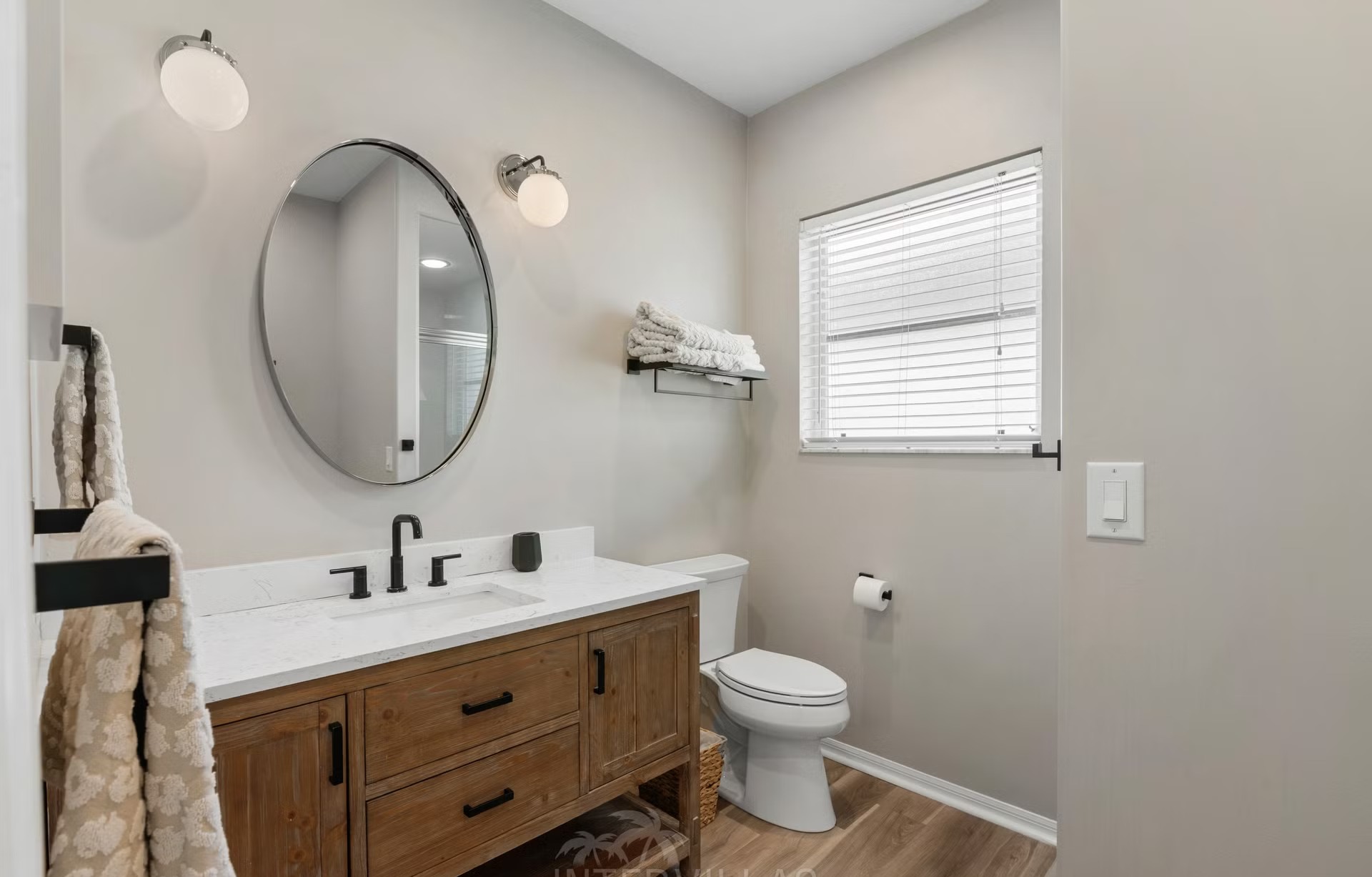 Poolbereich mit Liegen, Outdoorküche und Blick auf den Kanal.