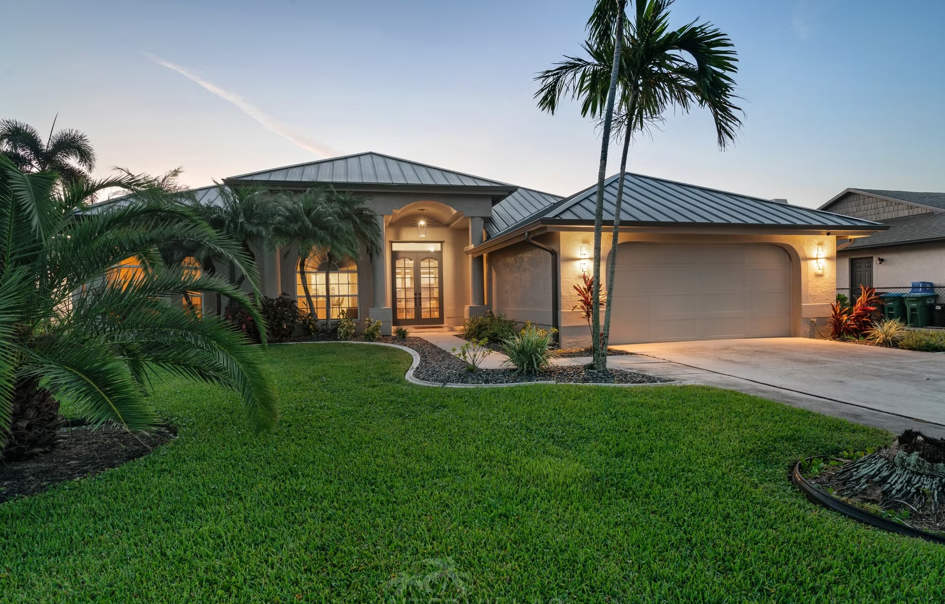 Poolterrasse mit Salzwasserpool, Liegen und Blick auf den Kanal.