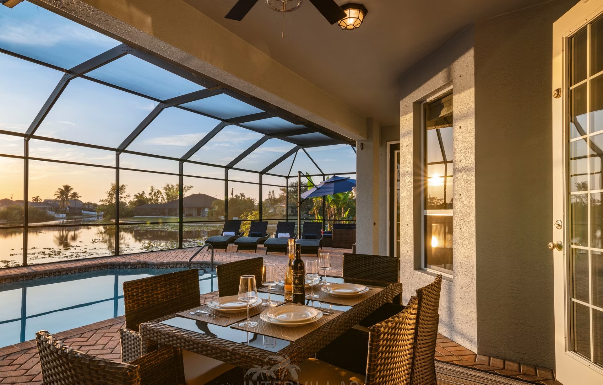 Beheizter Pool mit Südausrichtung und Outdoor-Küche am Kanal.