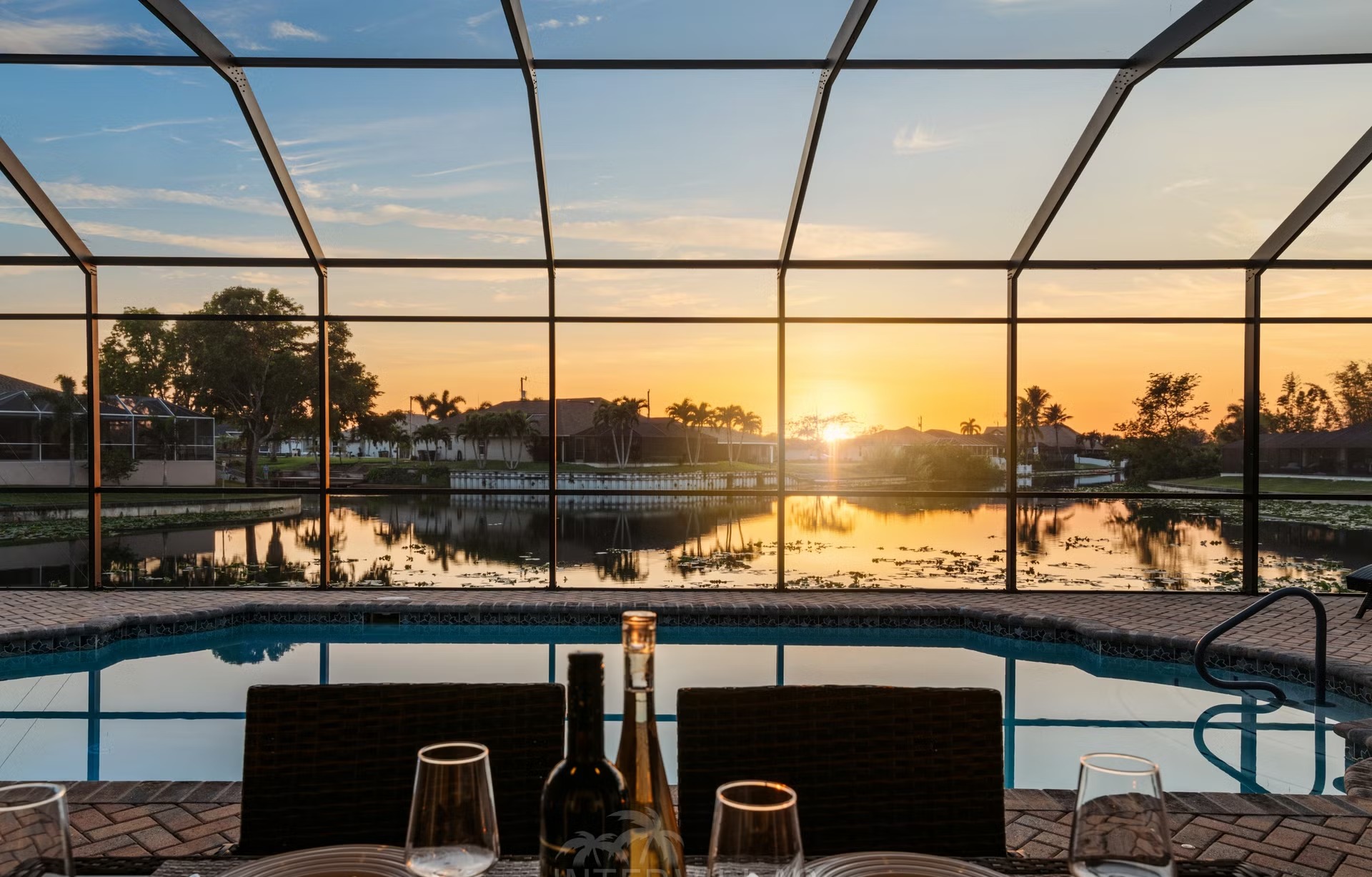 Beheizter Pool mit Outdoor-Küche und Blick auf den Kanal.