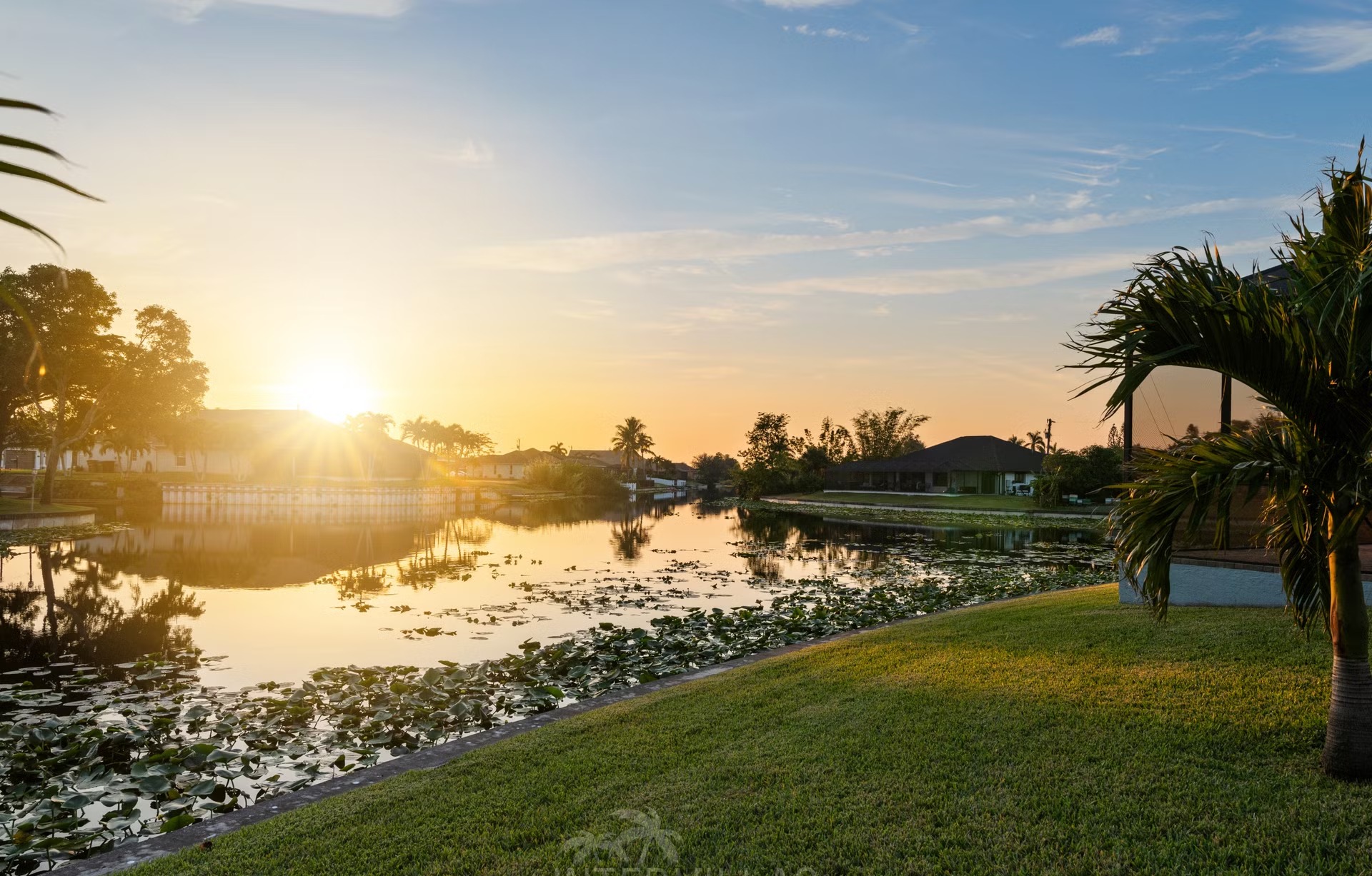 Beheizter Pool mit Liegen und Outdoor-Küche auf der Terrasse am Kanal.