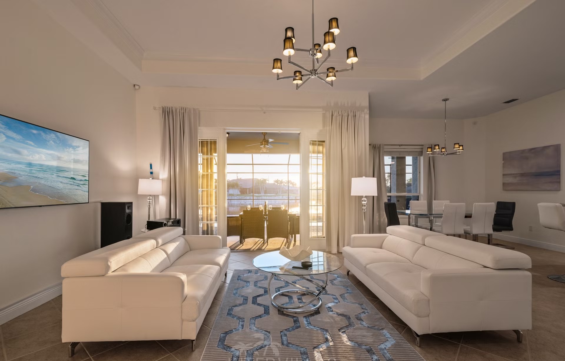 Beheizter Pool mit Liegen und Outdoor-Küche am Kanal.