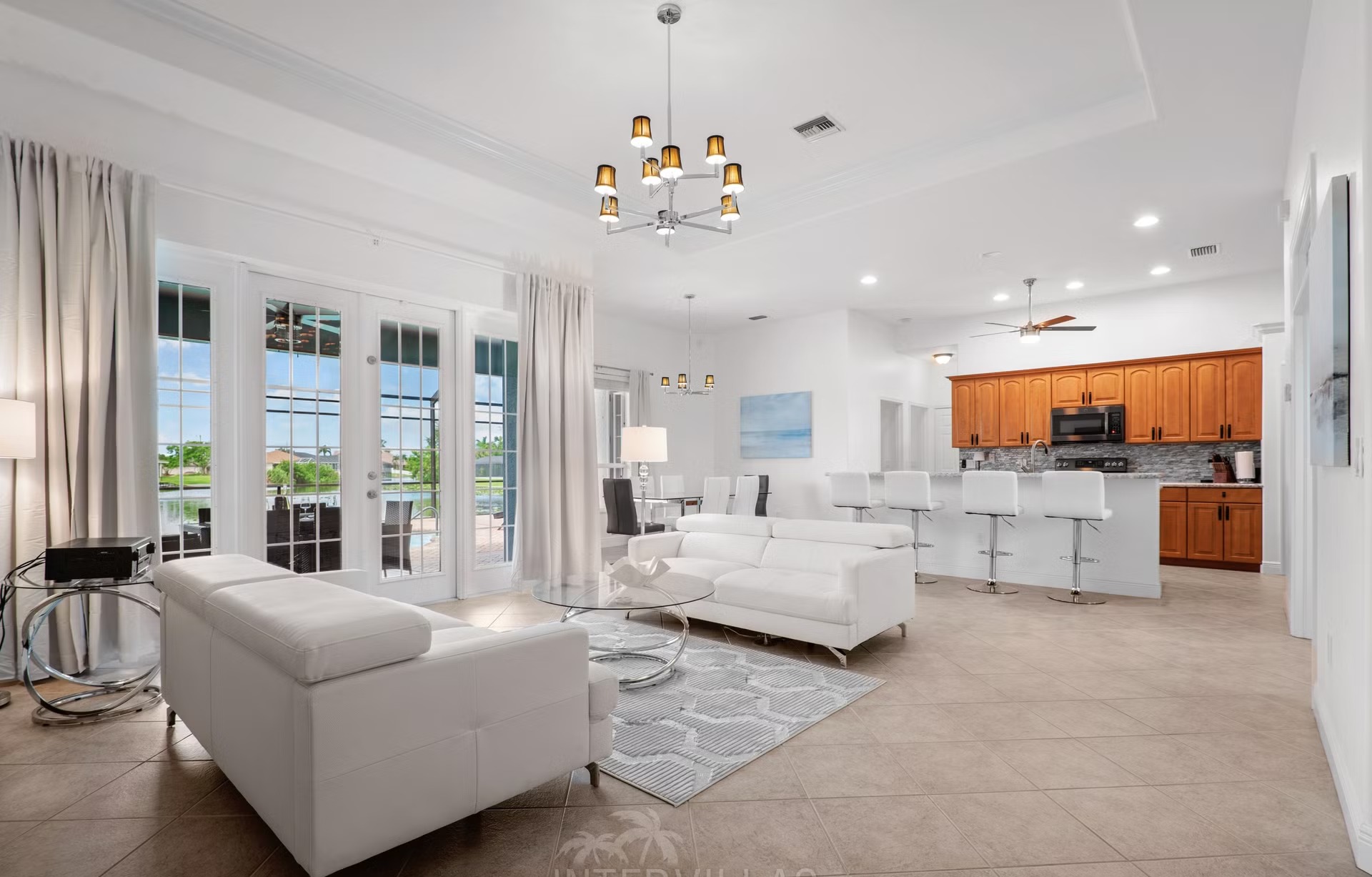 Beheizter Pool mit Sonnenliegen und Outdoor-Küche am Kanal.