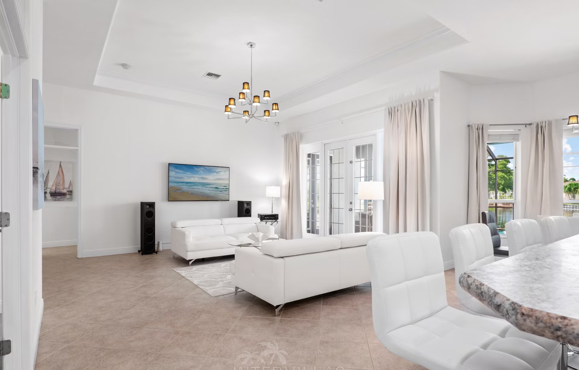 Villa am Kanal mit beheiztem Pool und Outdoor-Küche.