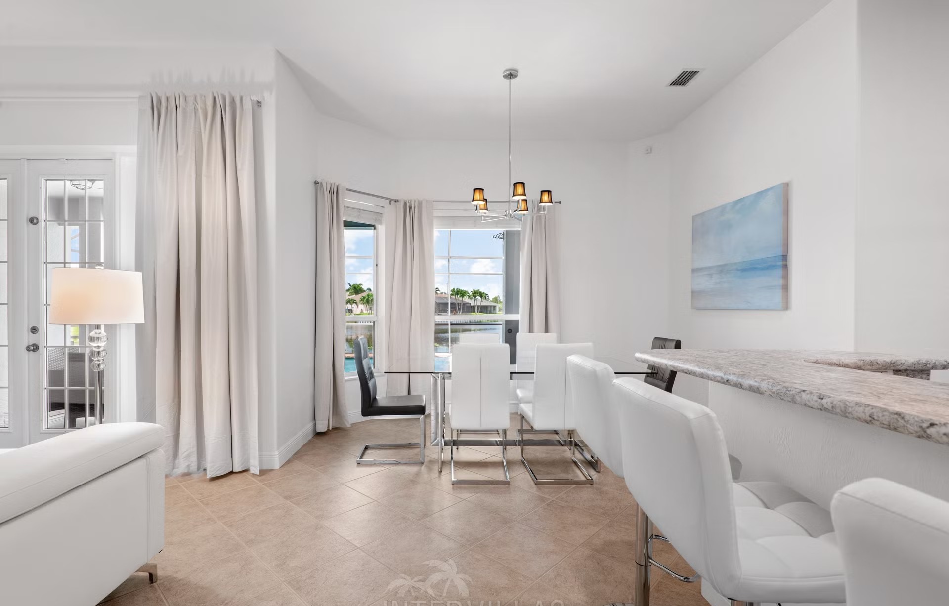 Beheizter Pool mit Liegen und Outdoor-Küche am Kanal.