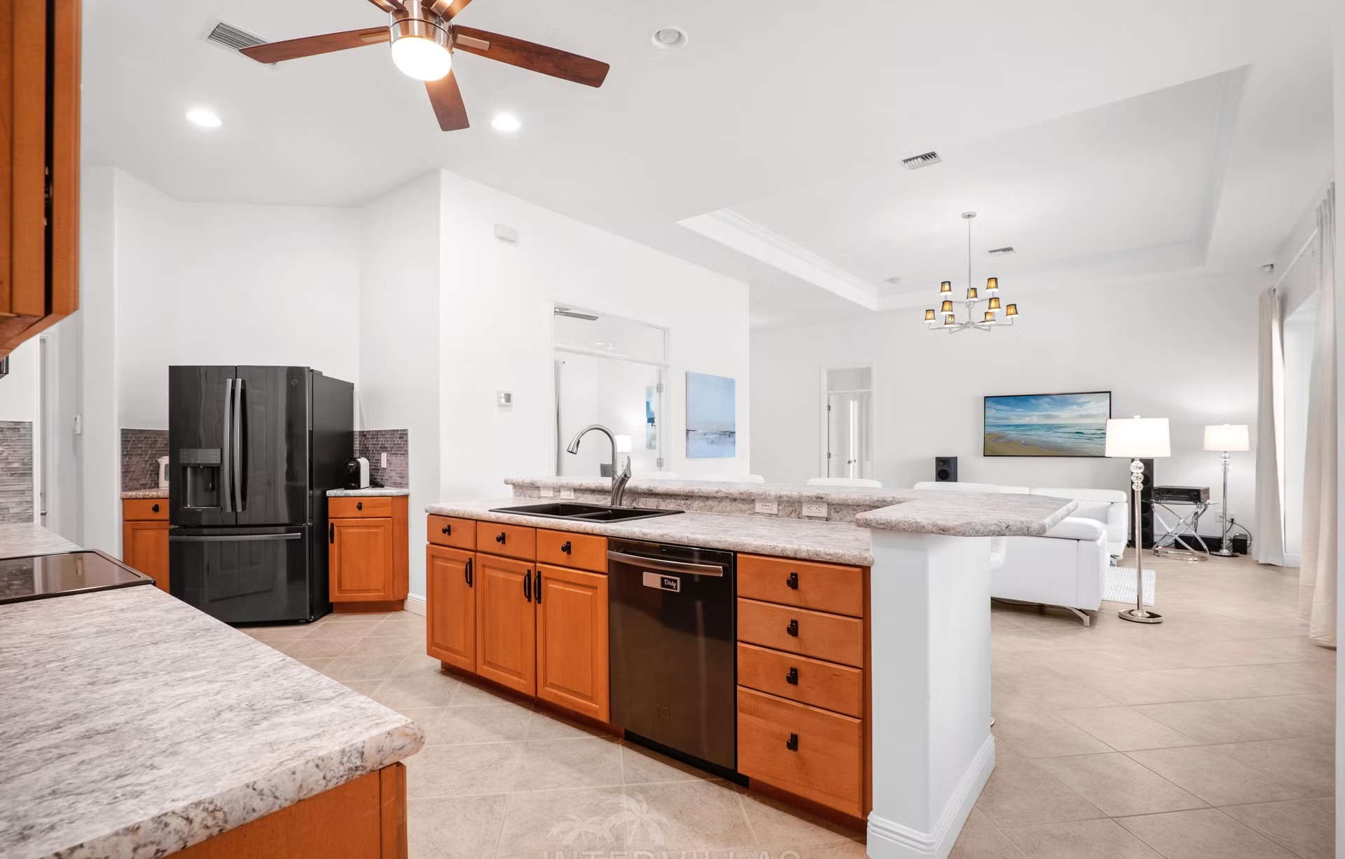 Beheizter Pool mit Liegen und Outdoor-Küche am Kanal.