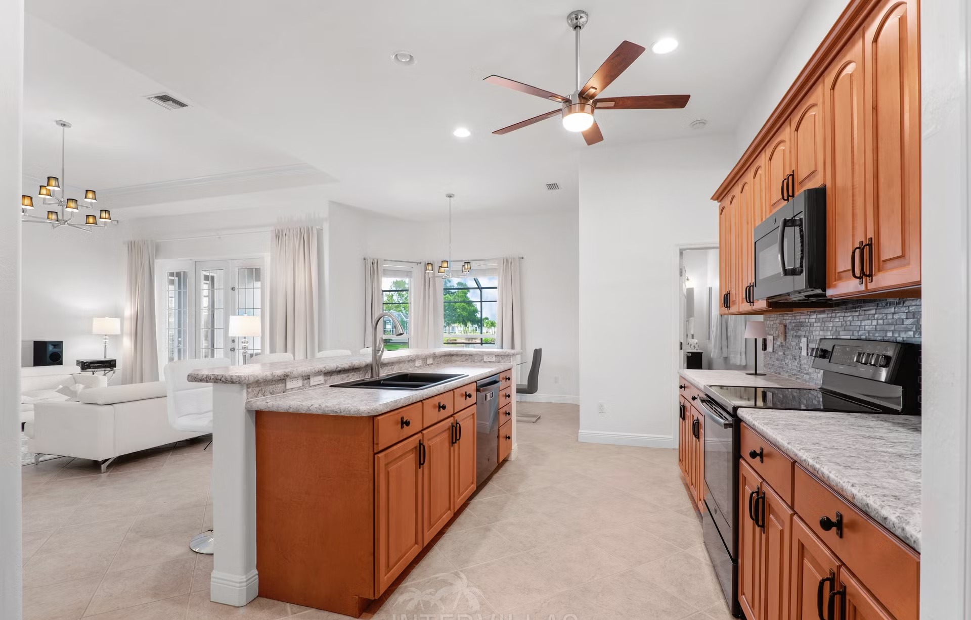 Beheizter Pool mit Südausrichtung und Outdoor-Küche am Kanal.