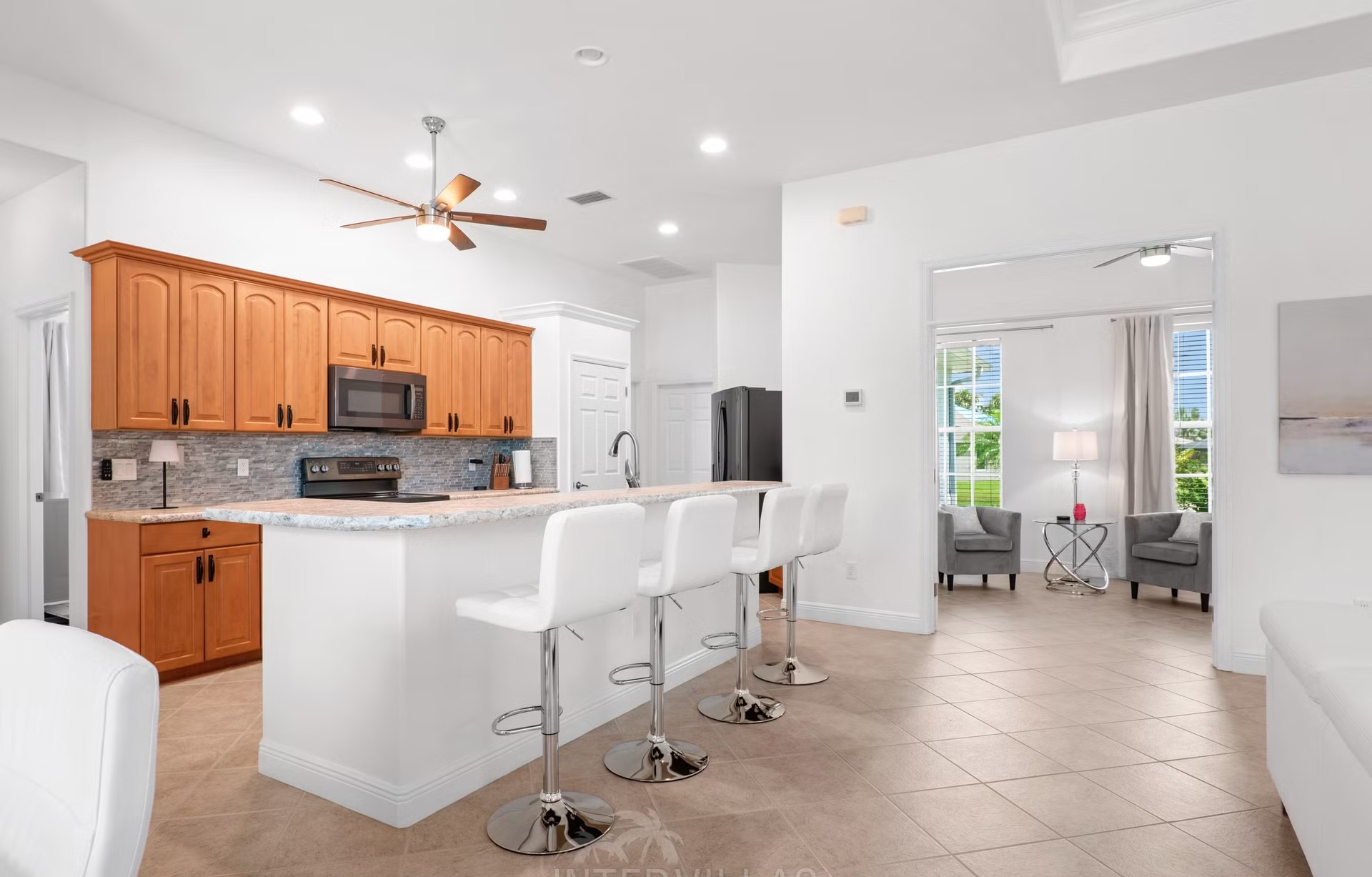 Beheizter Pool mit Südausrichtung und Outdoor-Küche am Kanal.