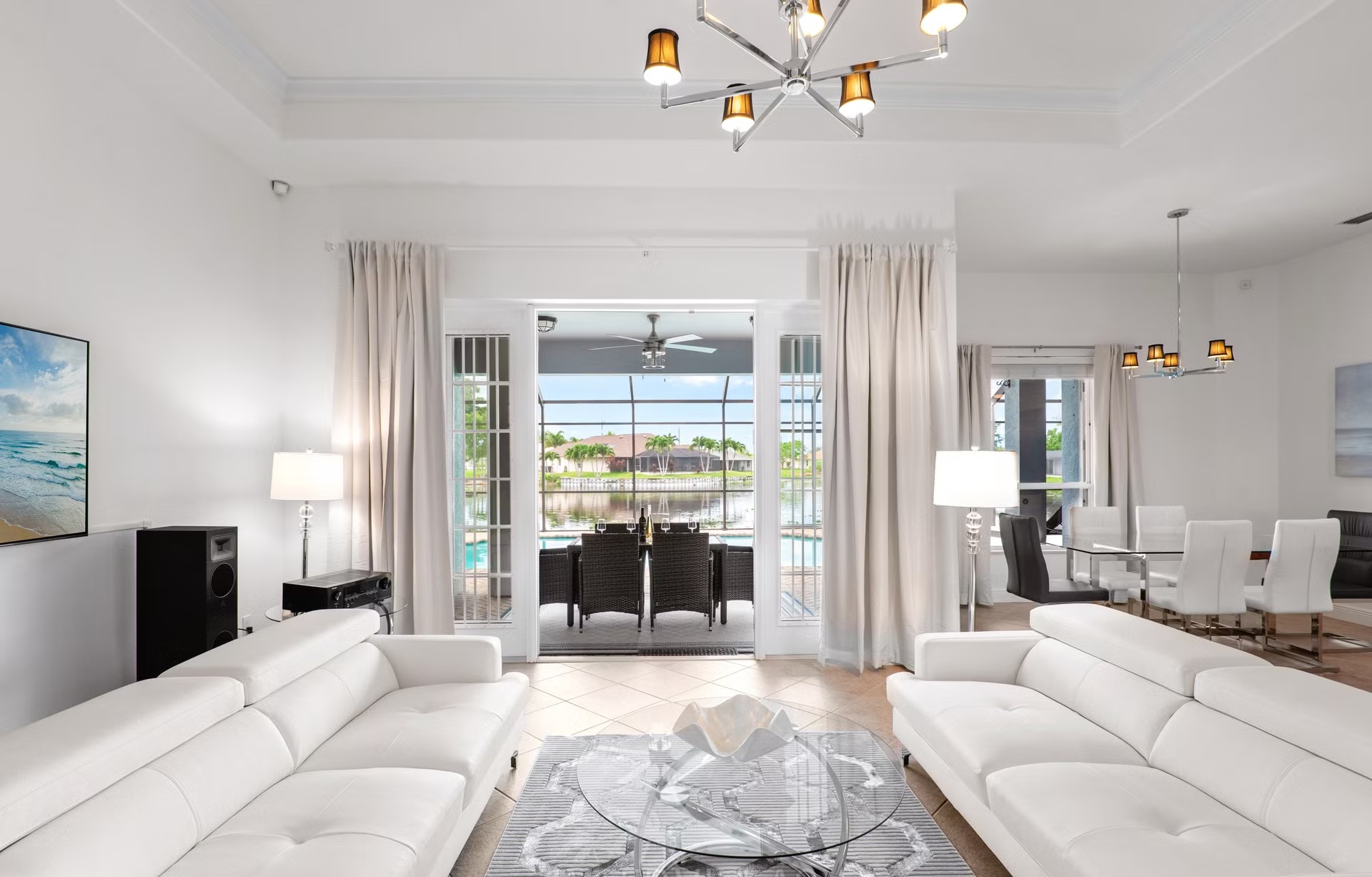 Beheizter Pool mit Liegen und Outdoor-Küche am Kanal.