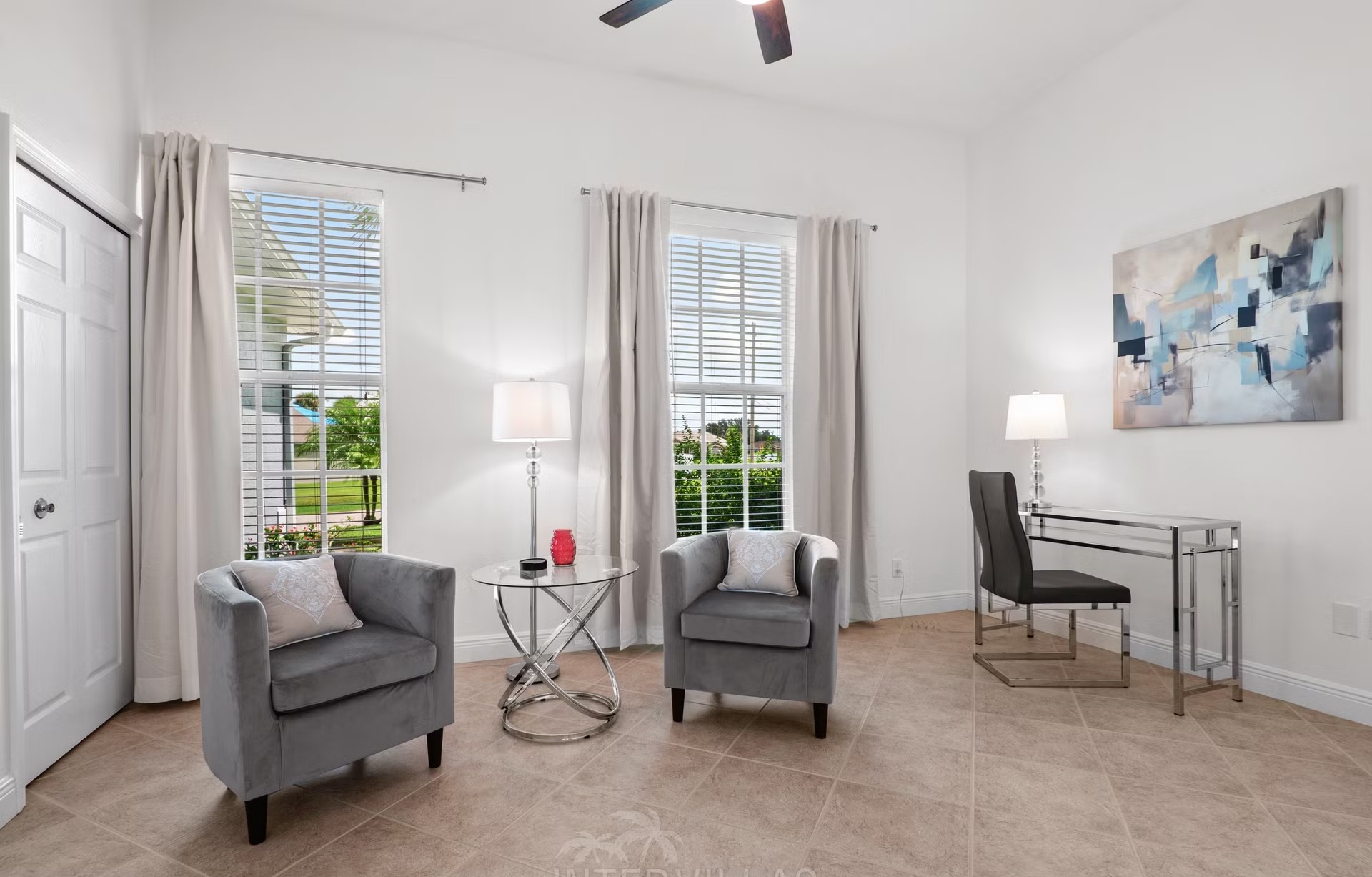 Beheizter Pool mit Liegen und Outdoor-Küche am Kanal.