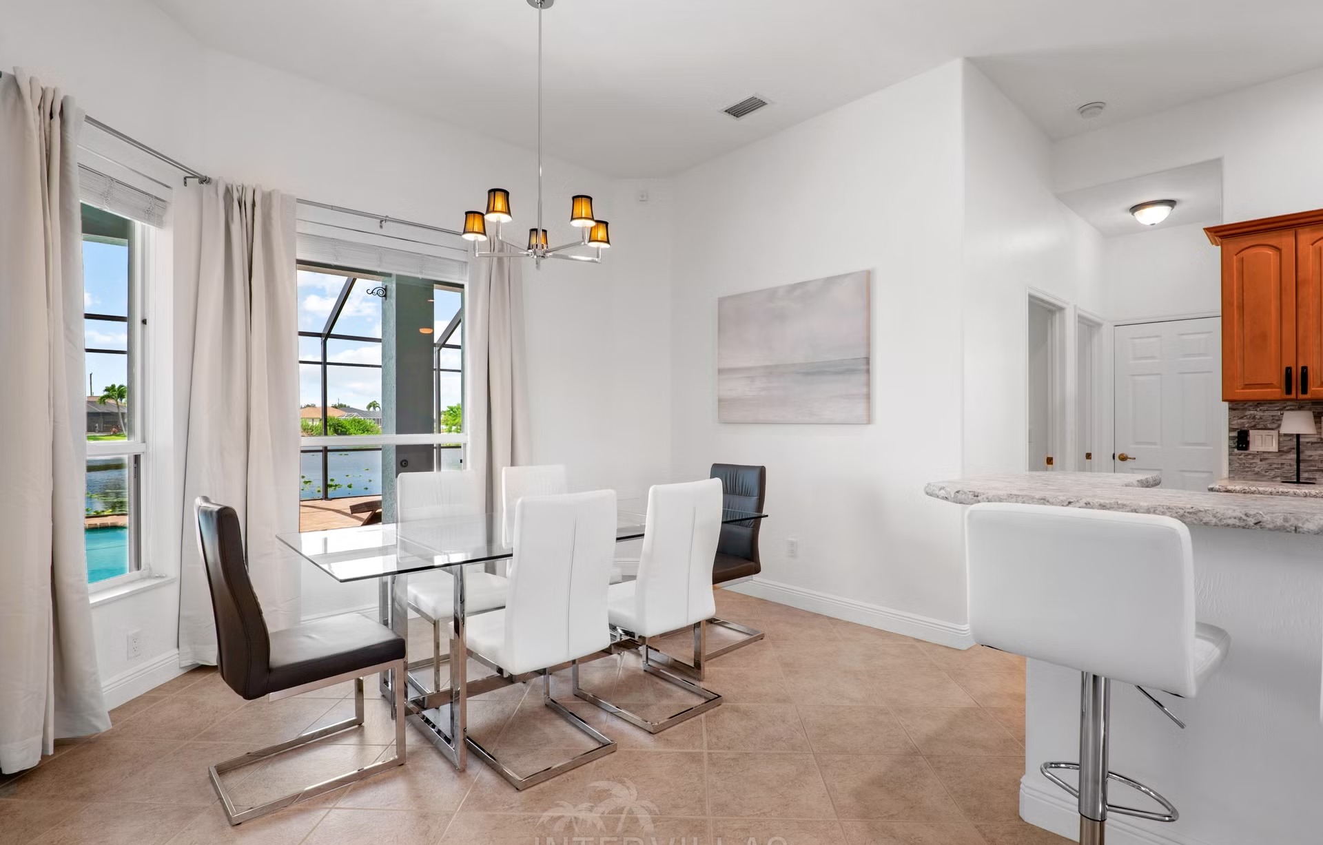 Beheizter Pool mit Liegen und Outdoor-Küche am Kanal.