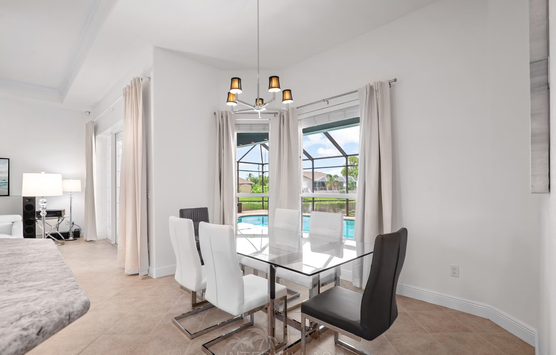 Beheizter Pool mit Südausrichtung und Outdoor-Küche am Kanal.