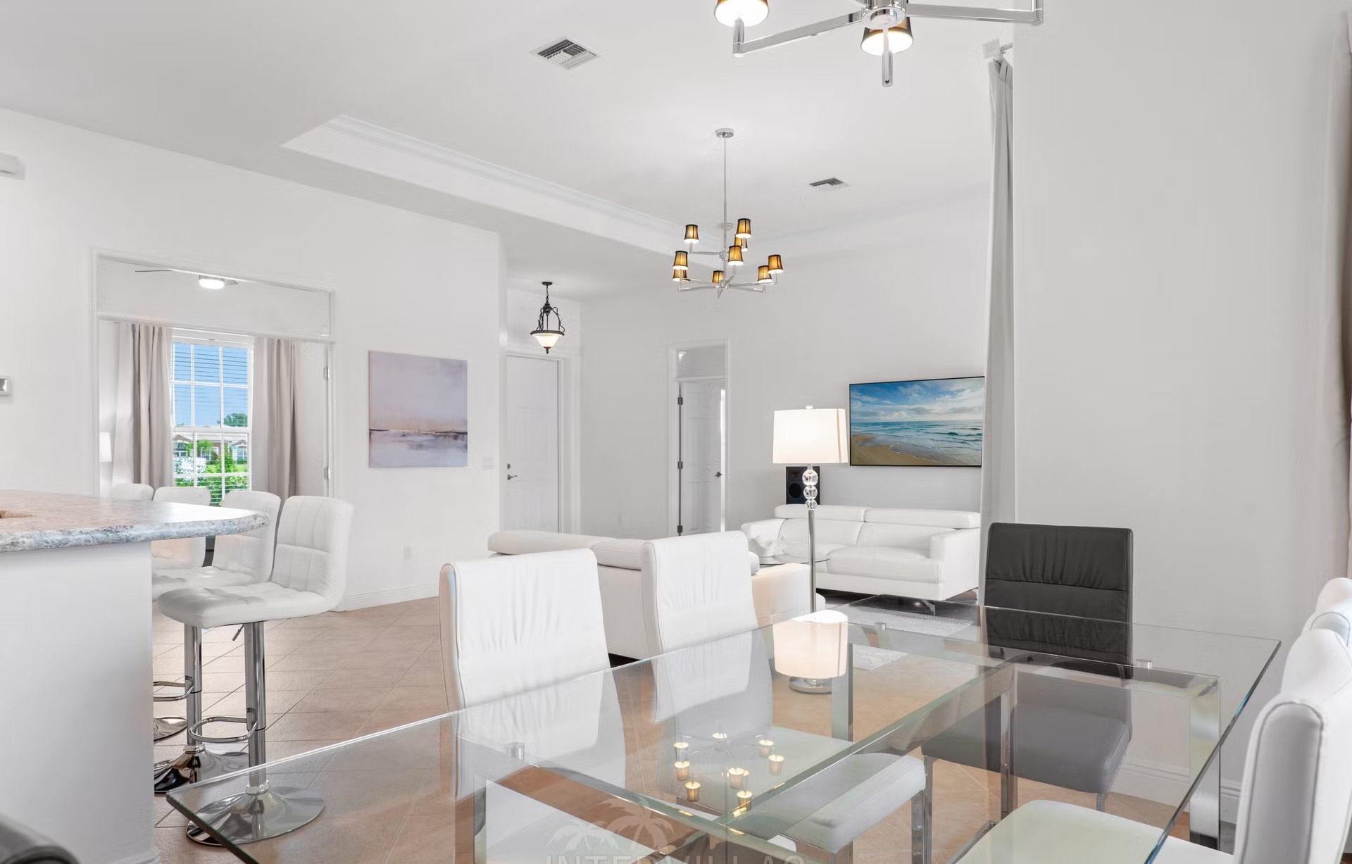 Beheizter Pool mit Südausrichtung und Outdoor-Küche am Kanal.