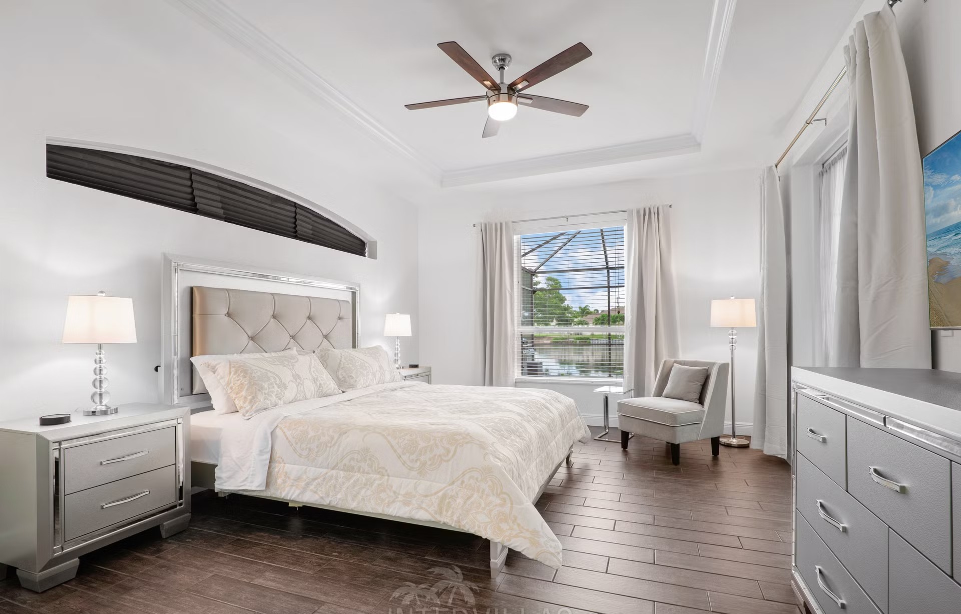 Beheizter Pool mit Sonnenliegen und Outdoor-Küche am Kanal.