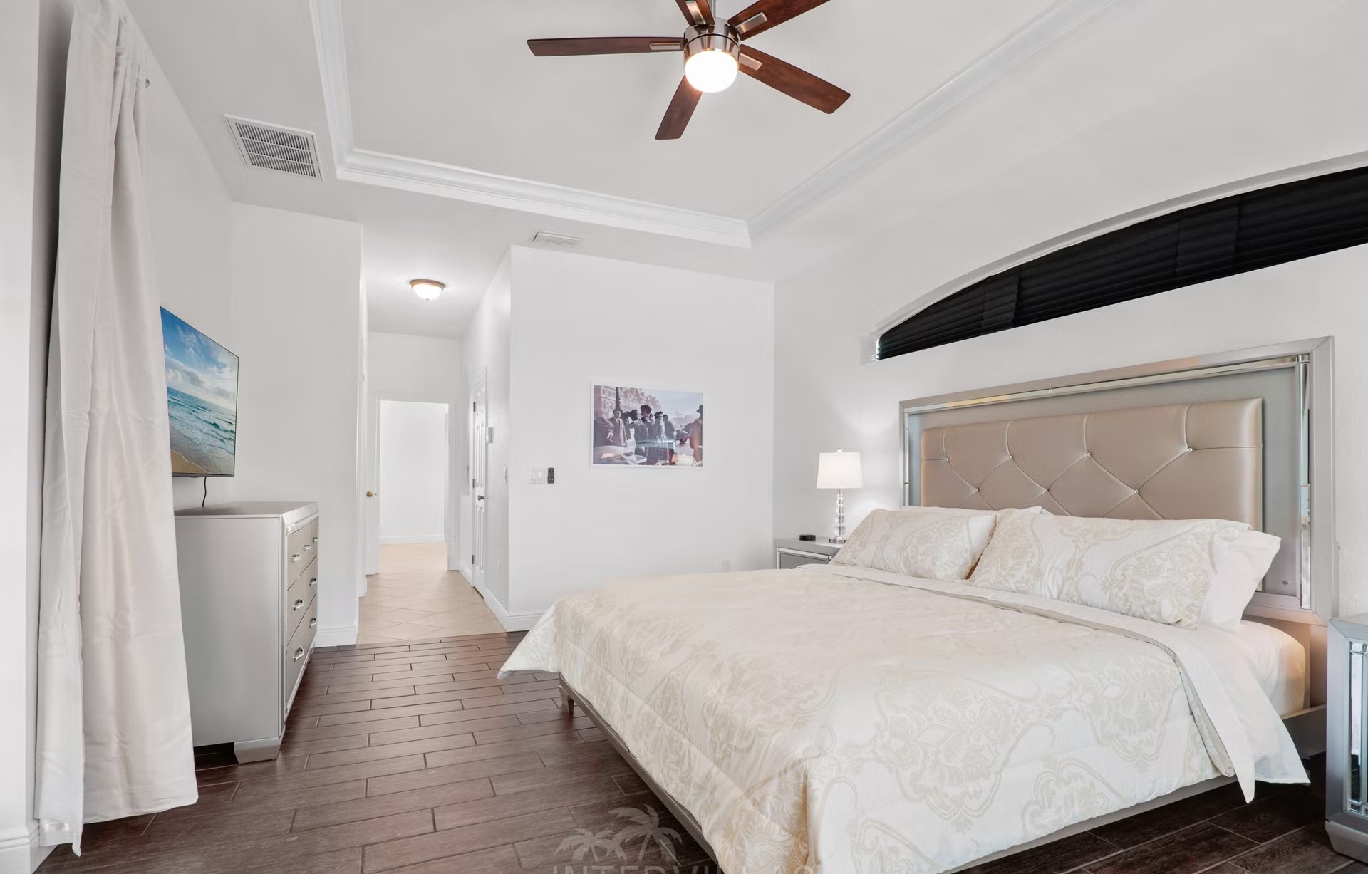 Beheizter Pool mit Liegen und Blick auf den Kanal.