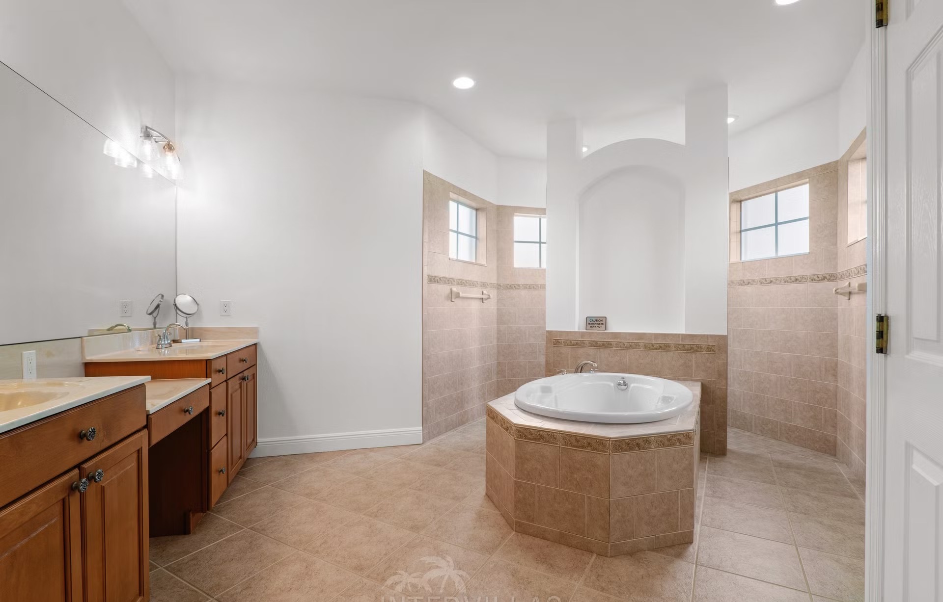 Beheizter Pool mit Südausrichtung und Outdoor-Küche am Kanal.