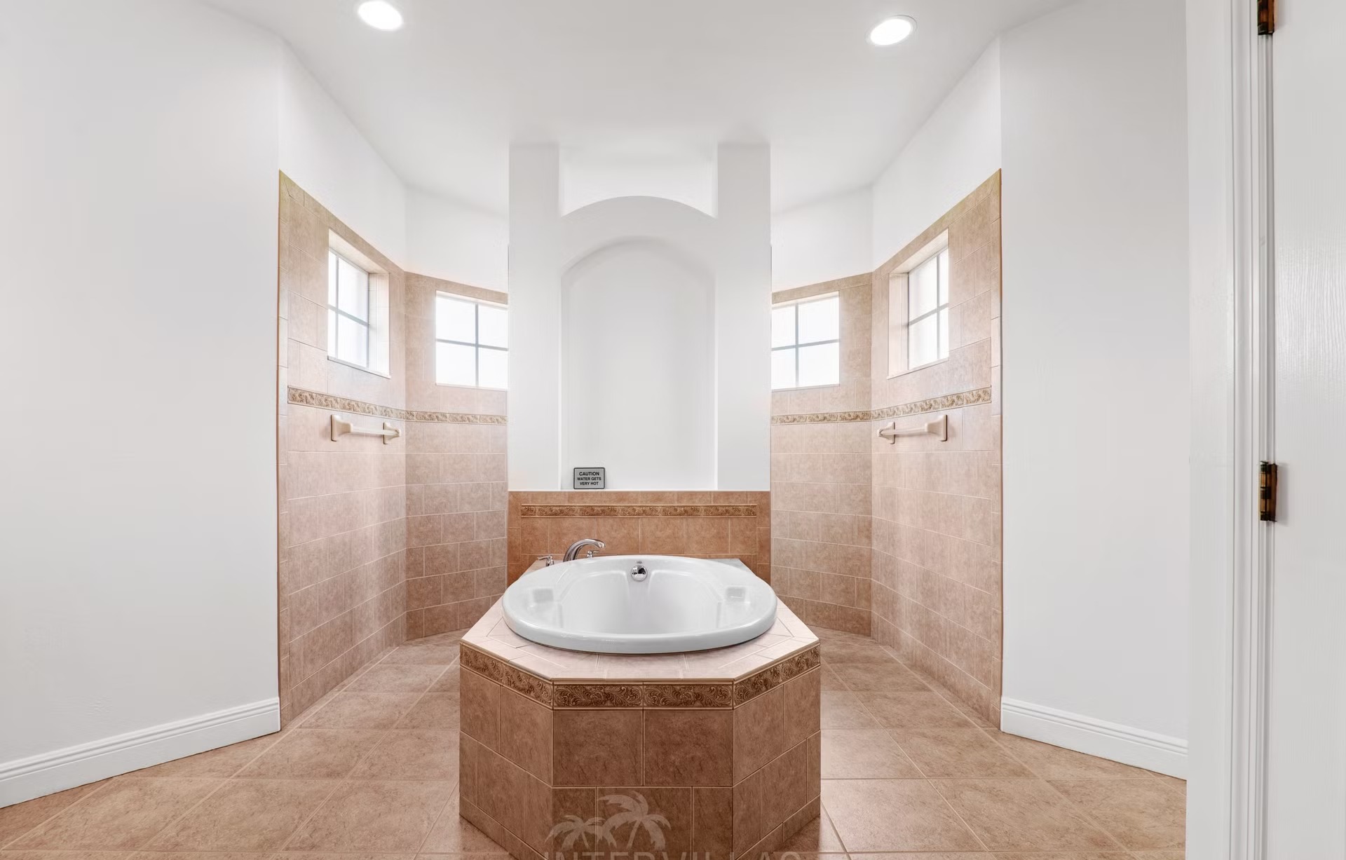 Beheizter Pool mit Sonnenliegen und Outdoor-Küche am Kanal.