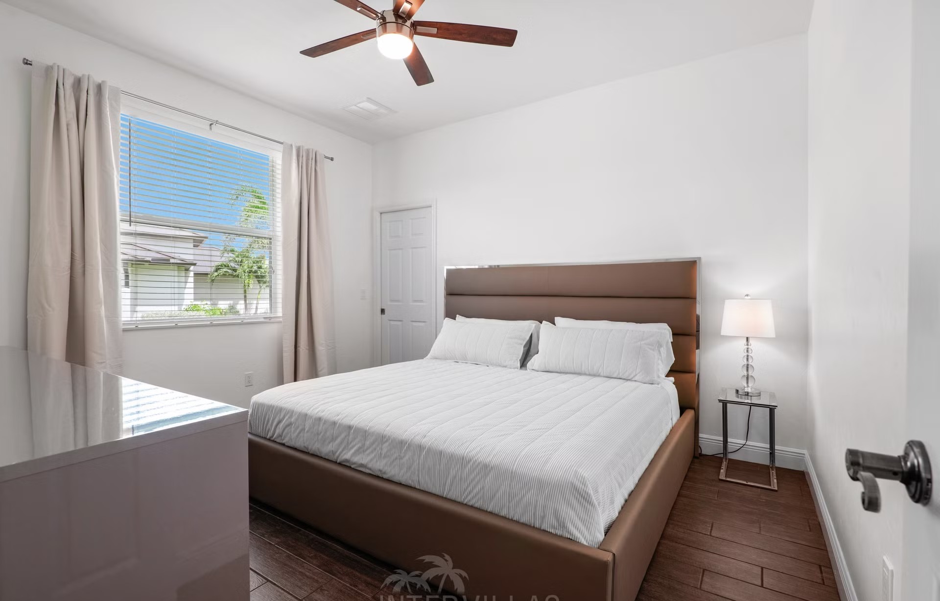 Beheizter Pool mit Südausrichtung am Kanal und Outdoor-Küche mit Gasgrill.