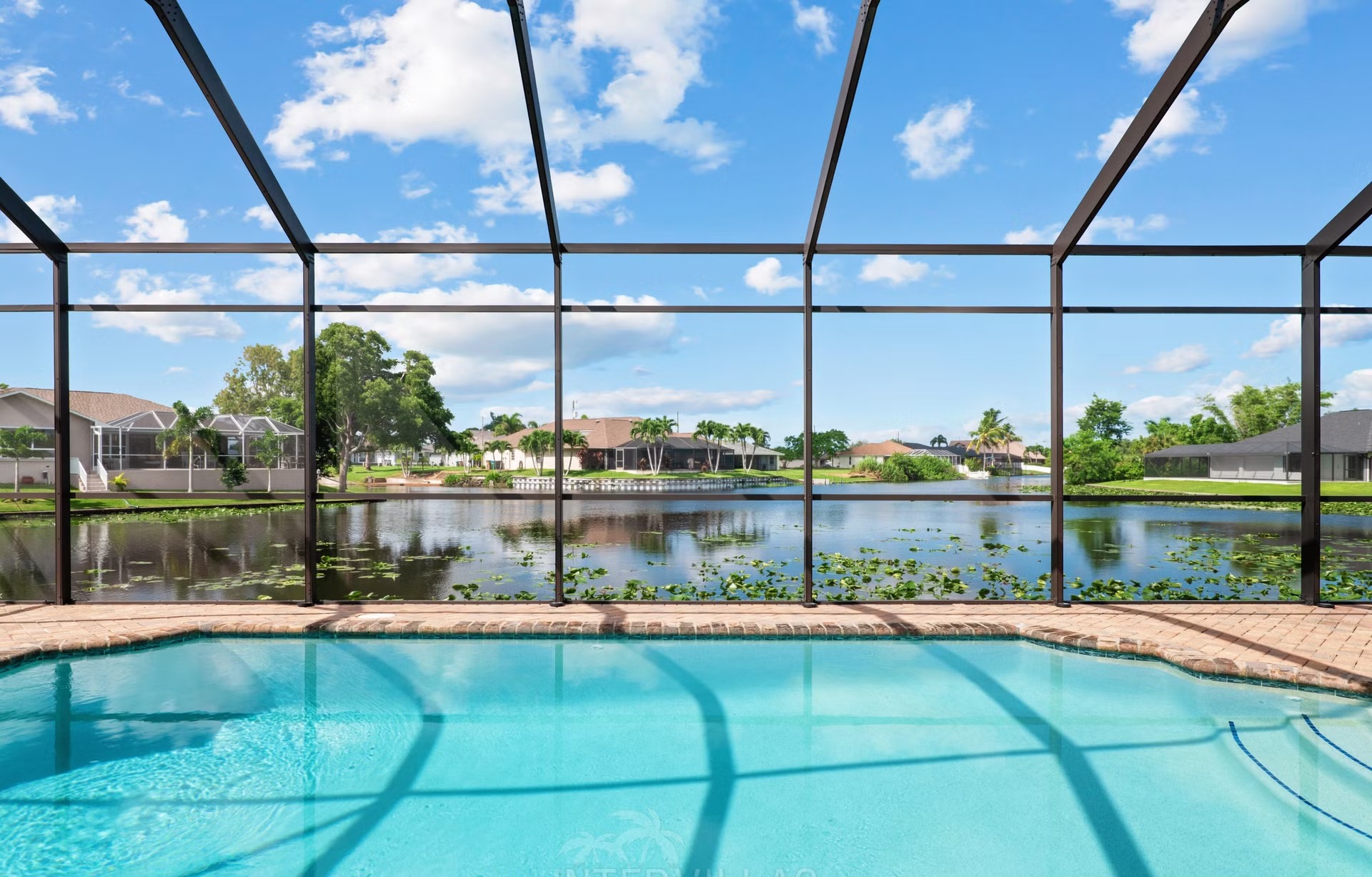 Villa am Kanal mit beheiztem Pool und Outdoor-Küche.