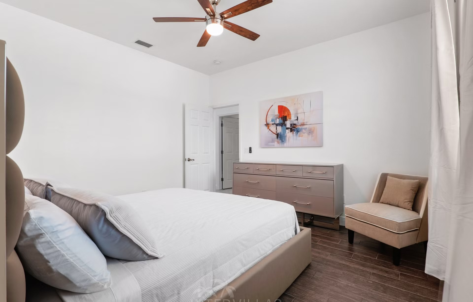 Beheizter Pool mit Südausrichtung und Outdoor-Küche am Kanal.