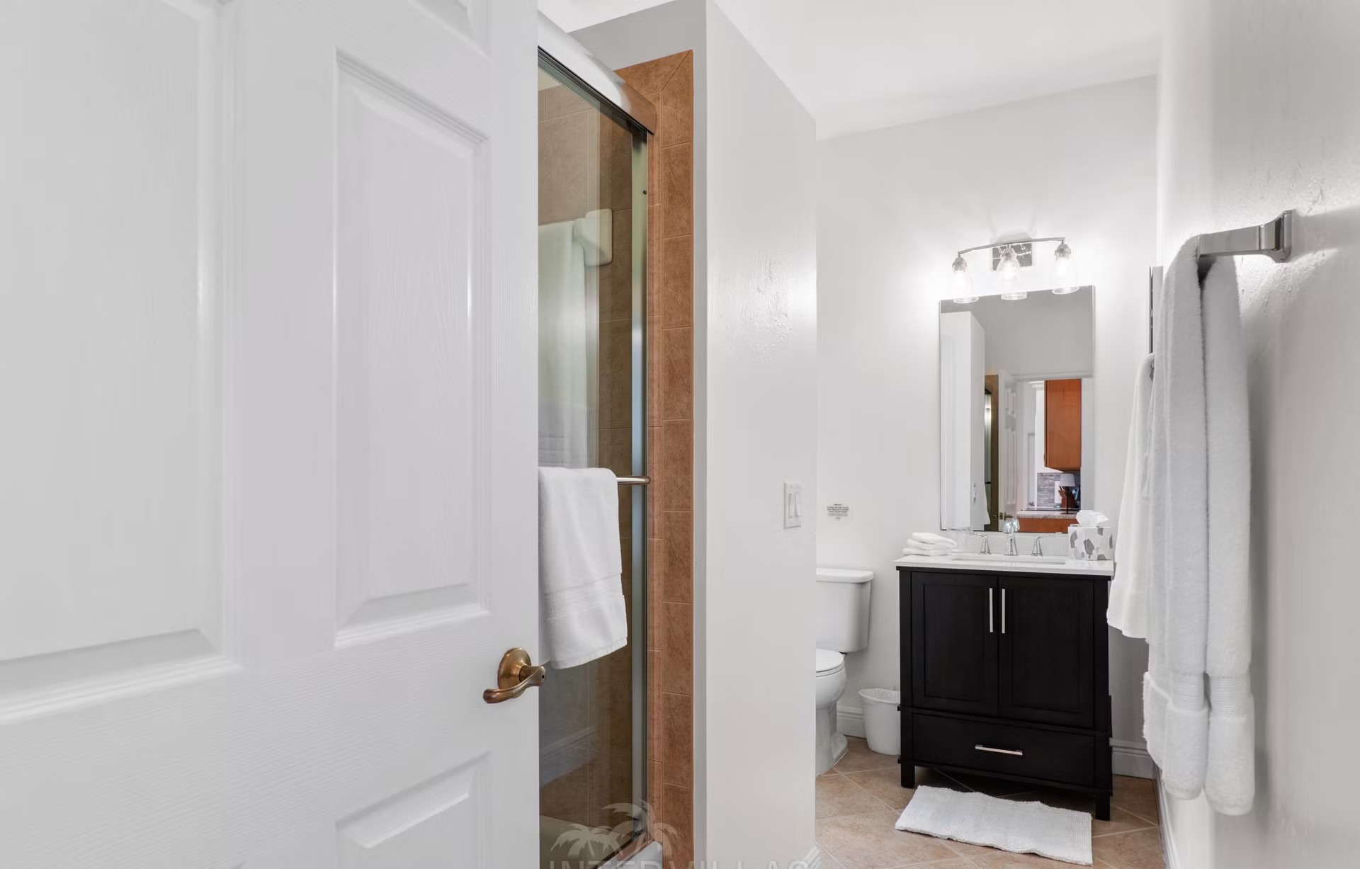 Beheizter Pool mit Liegen und Outdoor-Küche am Kanal.