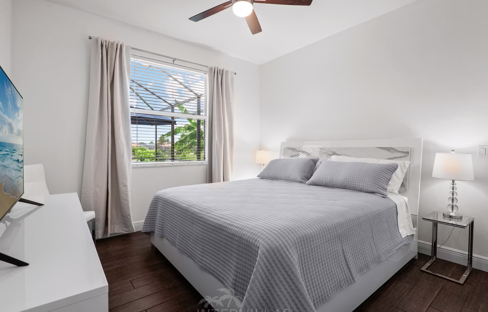 Beheizter Pool mit Südausrichtung und Outdoor-Küche am Kanal.