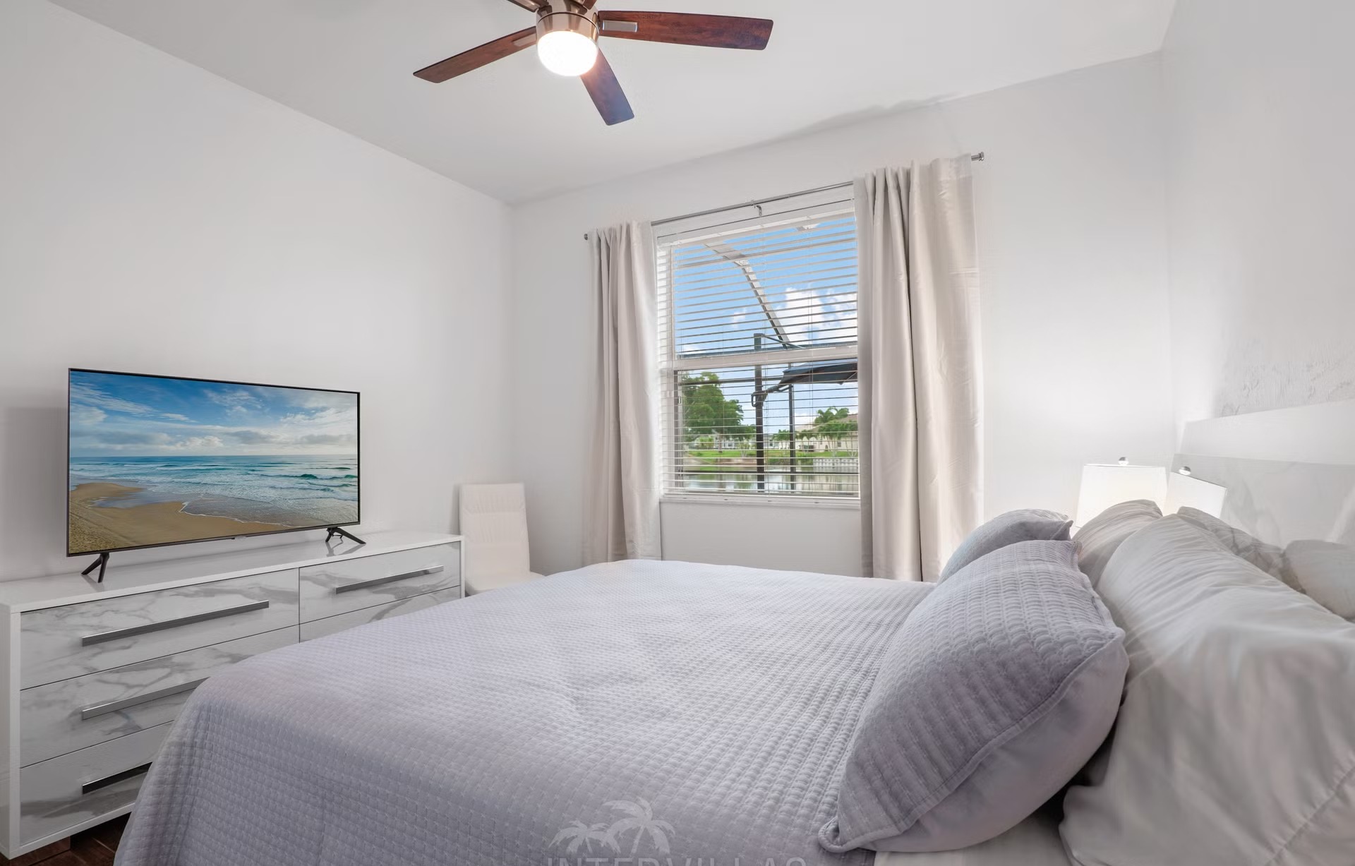 Beheizter Pool mit Südausrichtung und Outdoor-Küche am Kanal.