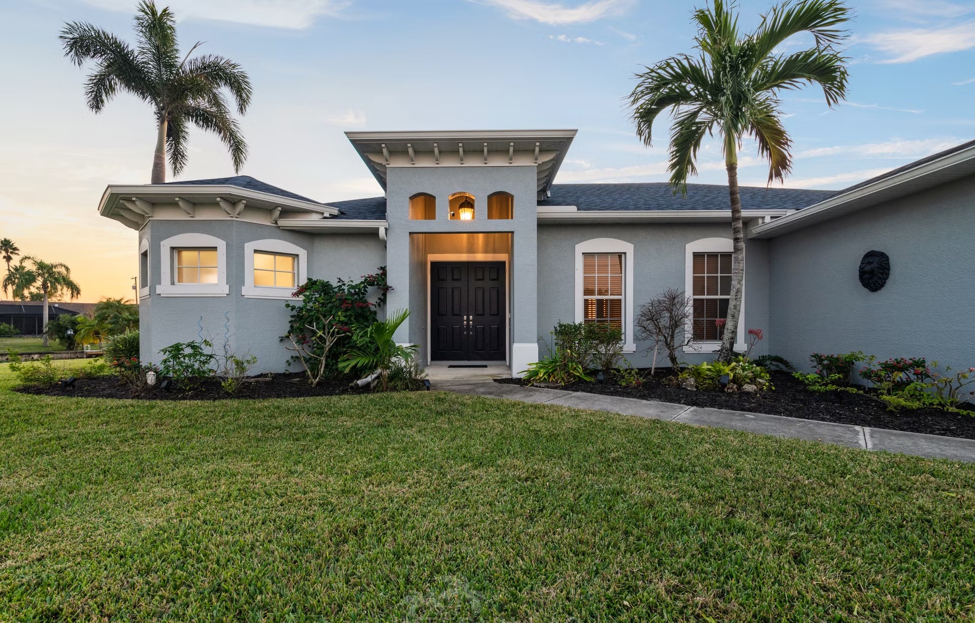 Beheizter Pool mit Südausrichtung und Outdoor-Küche am Kanal.