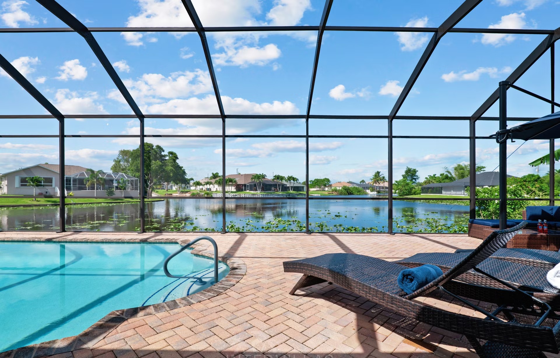 Beheizter Pool mit Sonnenliegen und Blick auf den Kanal.