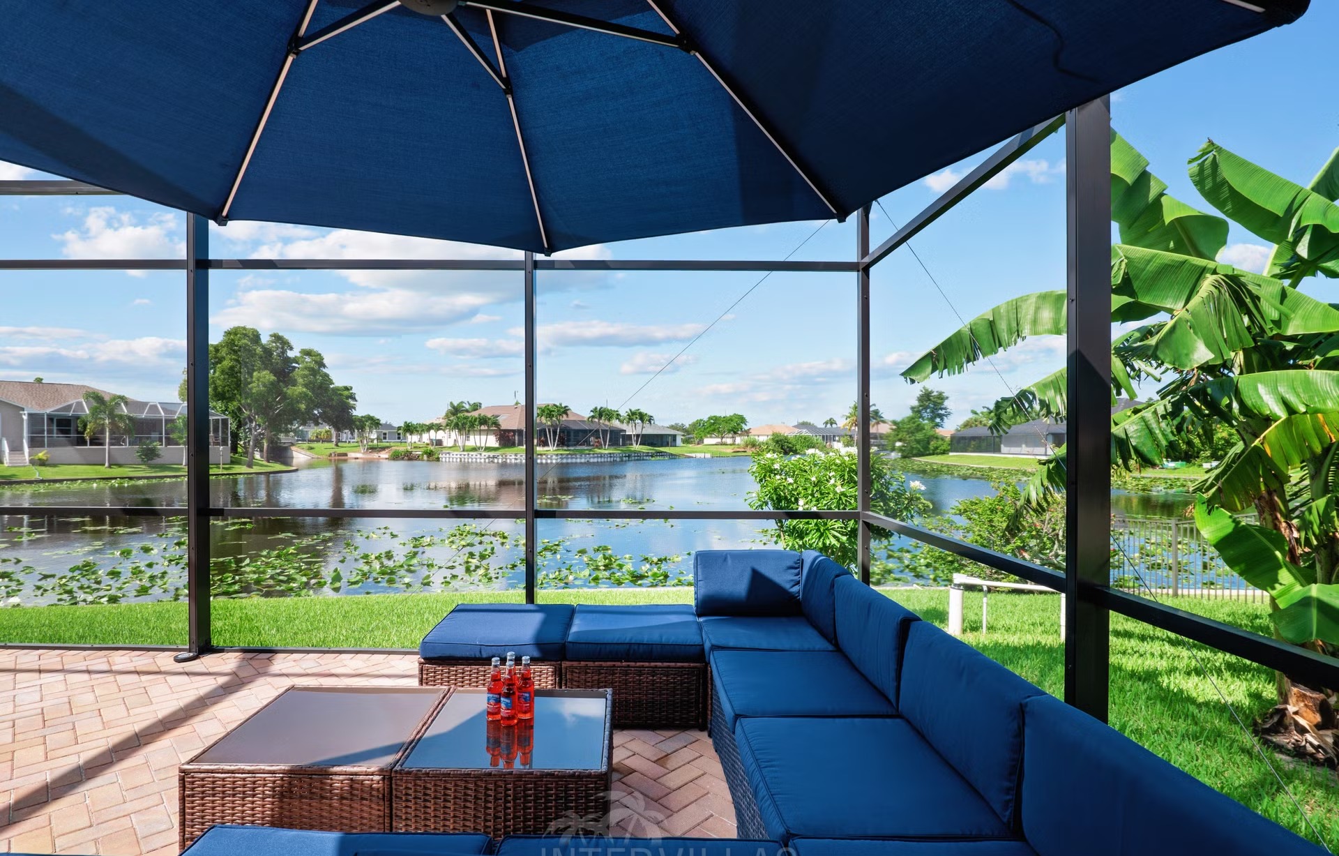Beheizter Pool mit Liegen und Blick auf den Kanal.