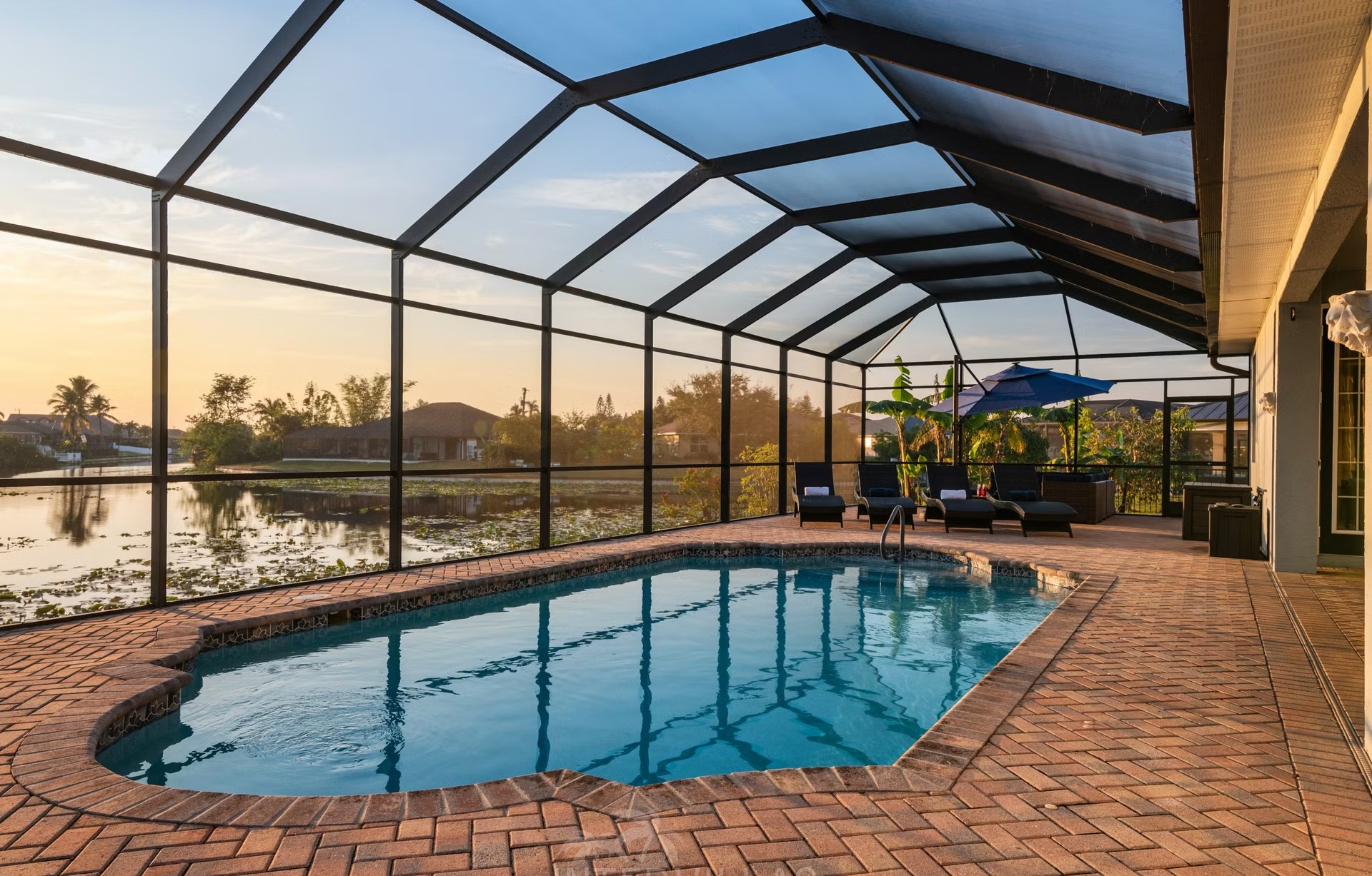 Beheizter Pool mit Südausrichtung und Outdoor-Küche am Kanal.