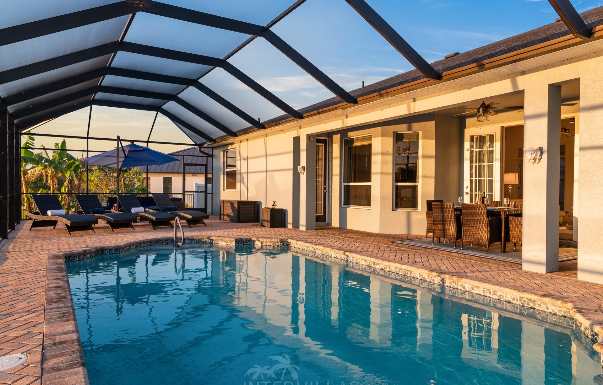 Beheizter Pool mit Südausrichtung und Outdoor-Küche am Kanal.