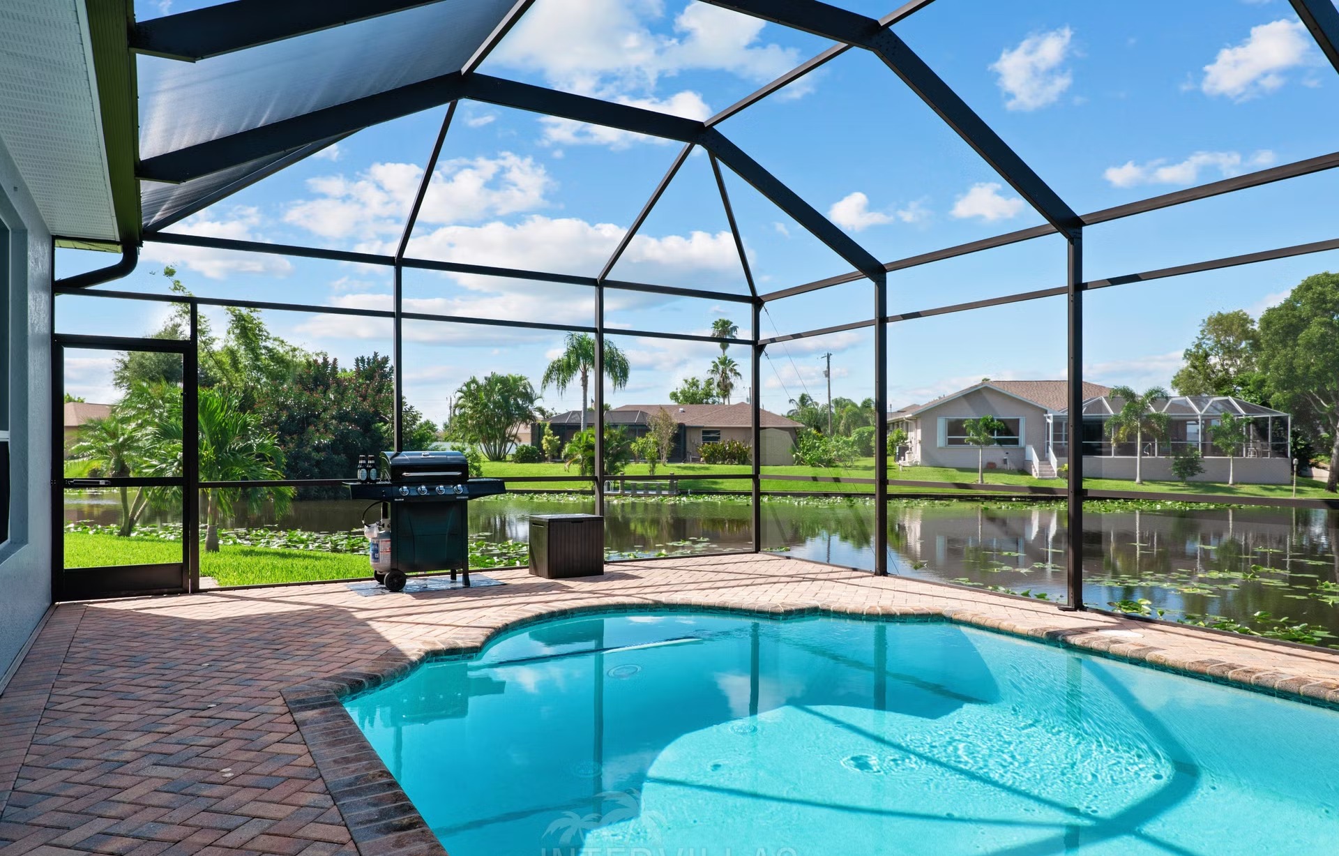 Beheizter Pool mit Südausrichtung und Outdoor-Küche am Kanal.