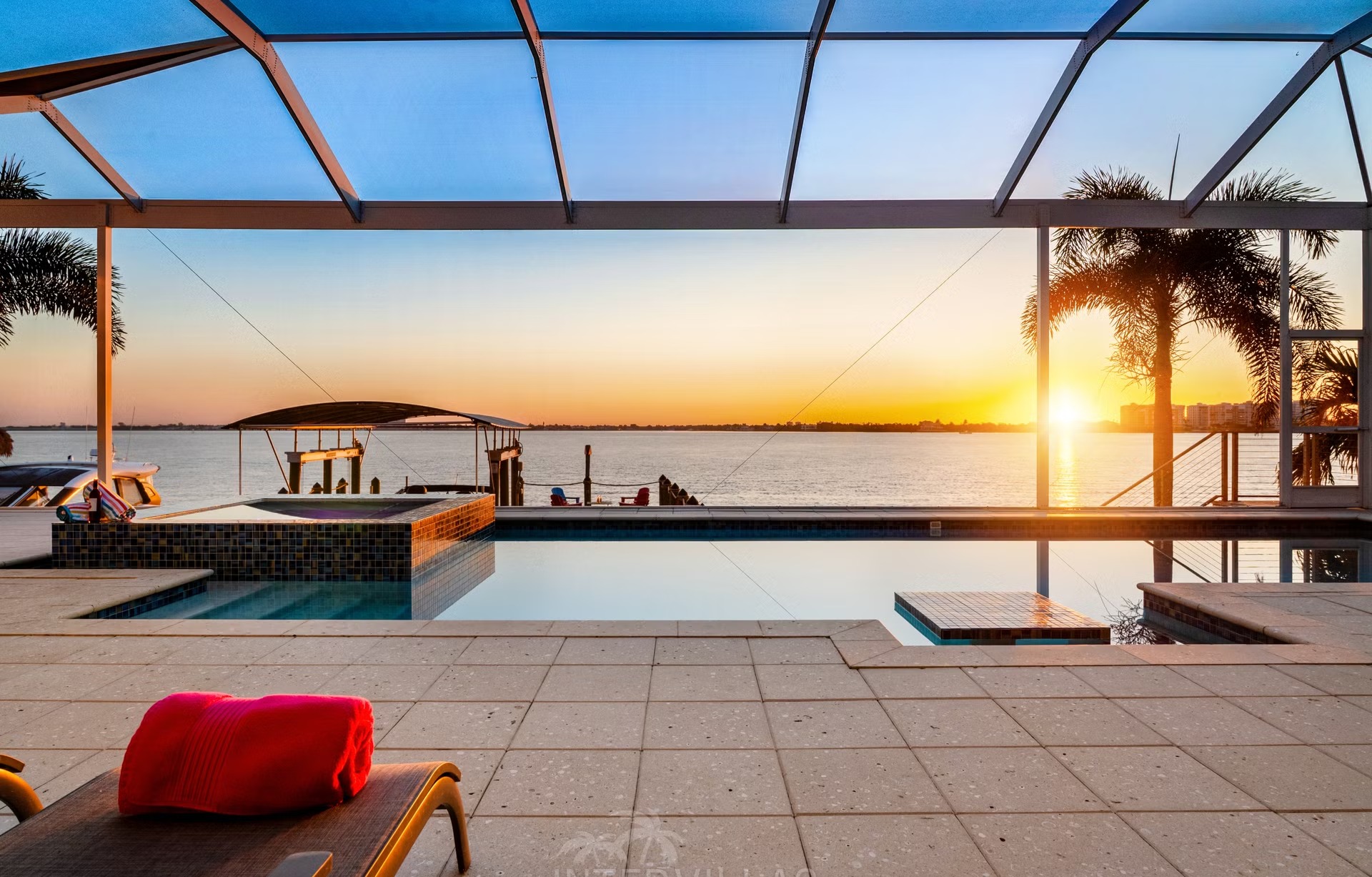 Moderne Waterfront-Villa mit privatem Bootsdock am River.