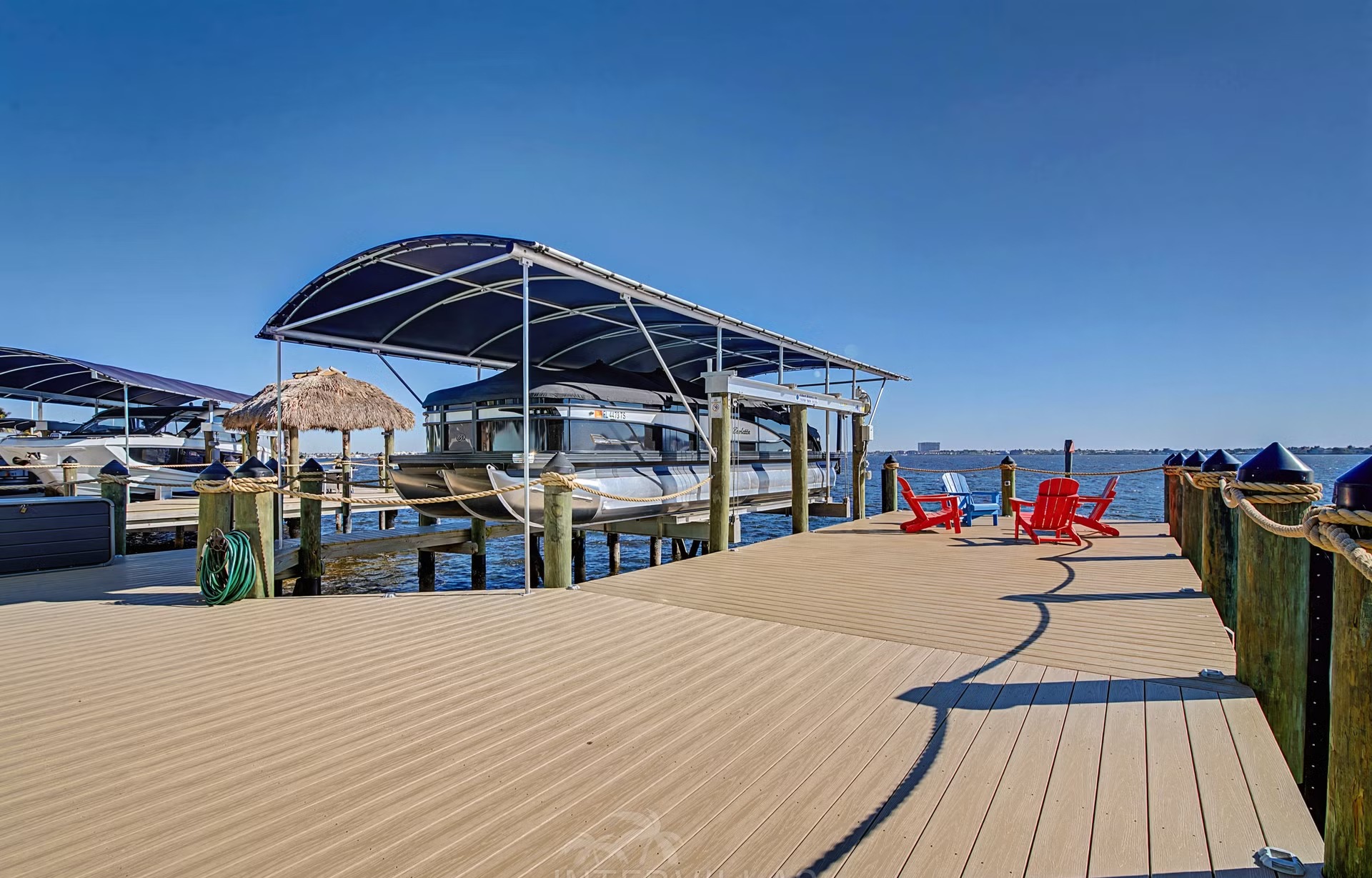 Privates Bootsdock am Fluss mit Blick aufs Wasser.