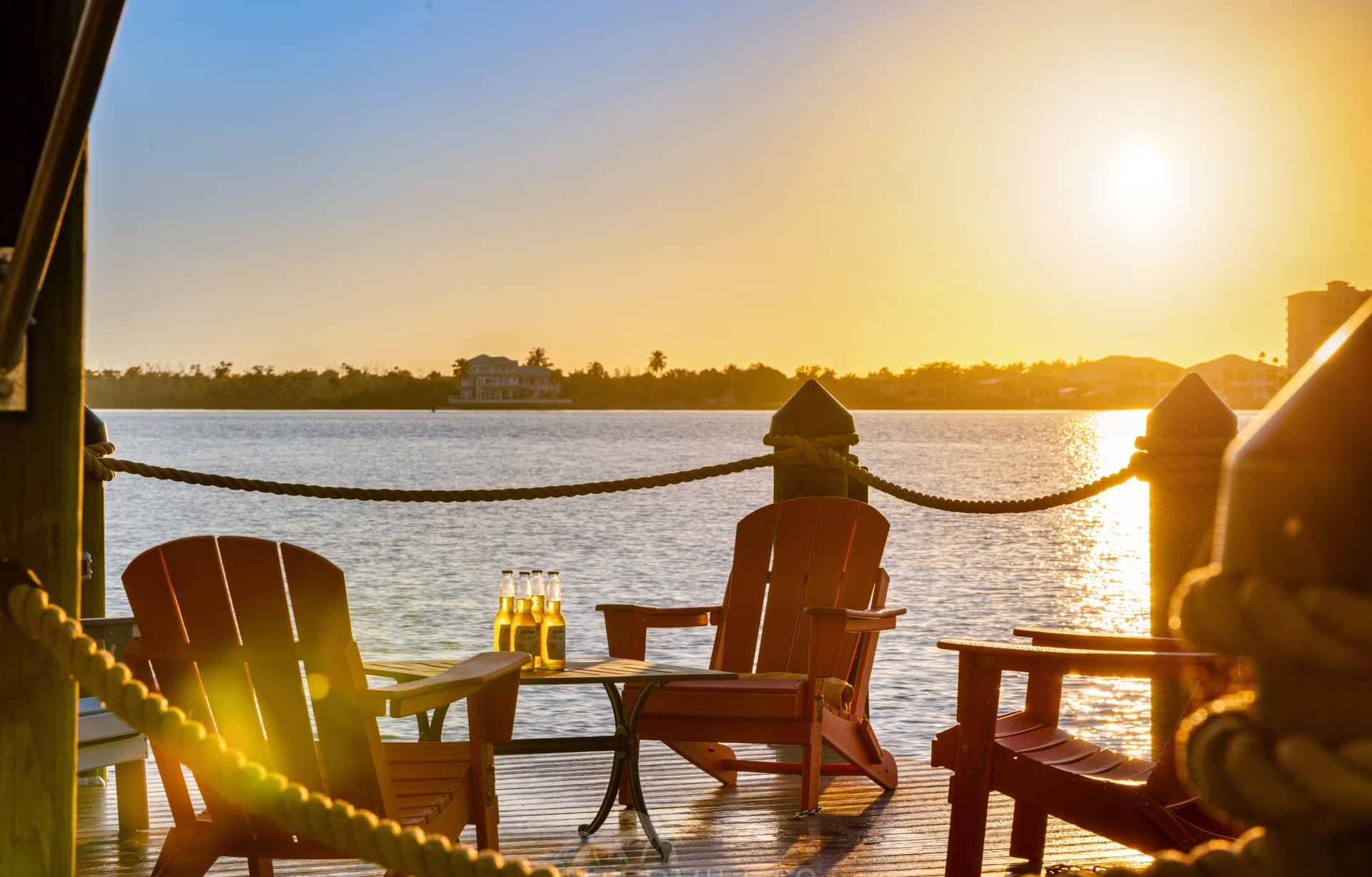 Privates Bootsdock am River mit Blick aufs Wasser.