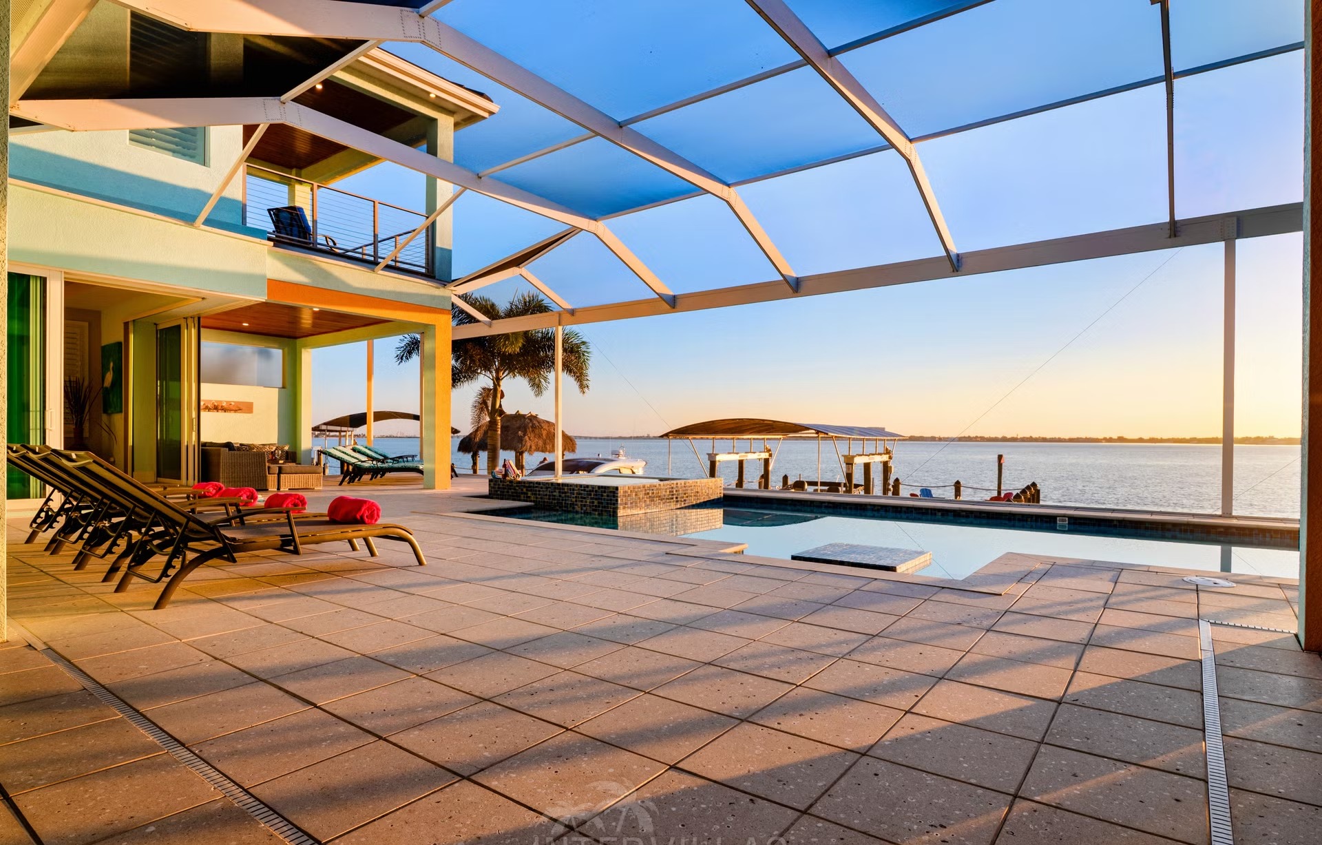 Privates Bootsdock am River mit Blick aufs Wasser.