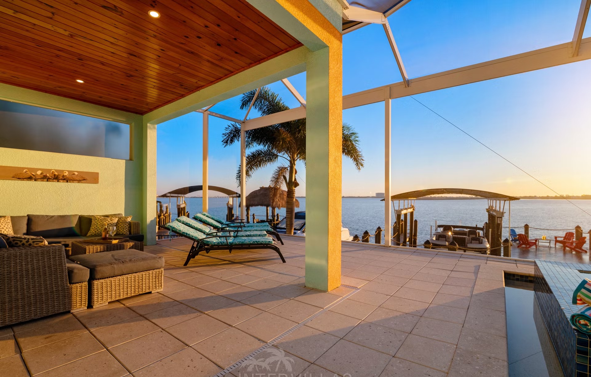 Privates Bootsdock am Flussufer mit Blick aufs Wasser.