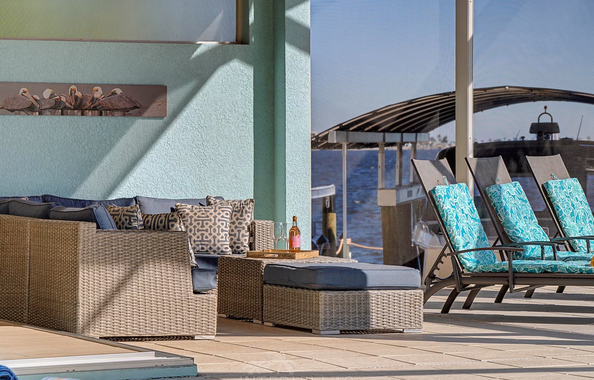 Privates Bootsdock am River mit Bootslift.