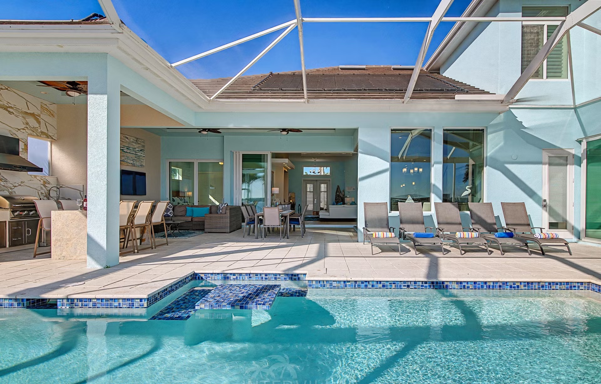 Privates Bootsdock am River mit Blick aufs Wasser.