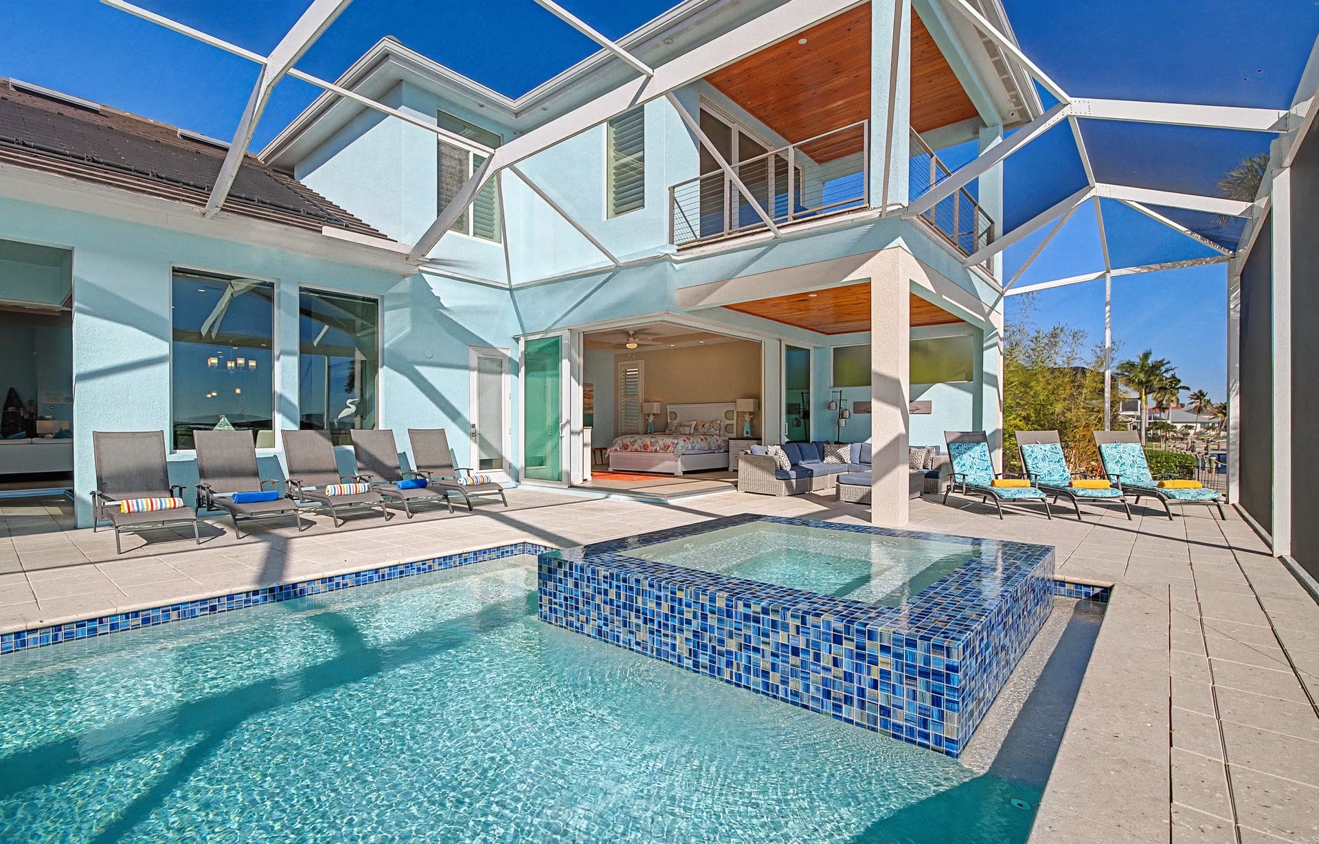 Privates Bootsdock am River mit Blick aufs Wasser.