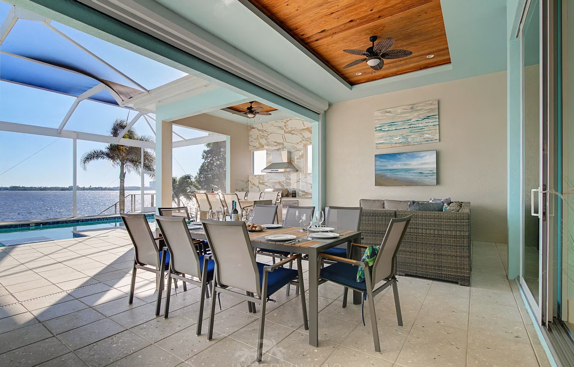 Privates Bootsdock am Flussufer mit Blick aufs Wasser.