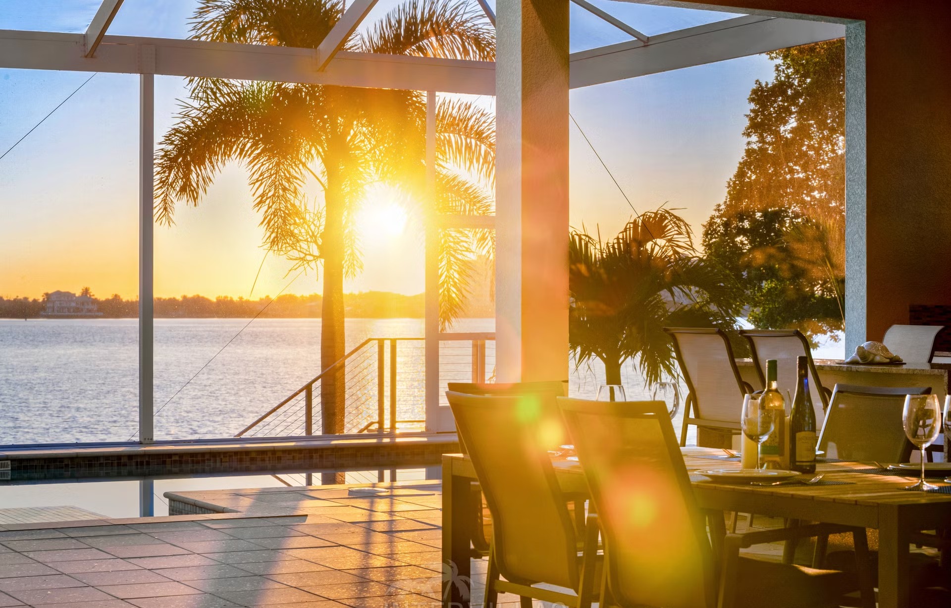 Privates Bootsdock am River mit Blick aufs Wasser.