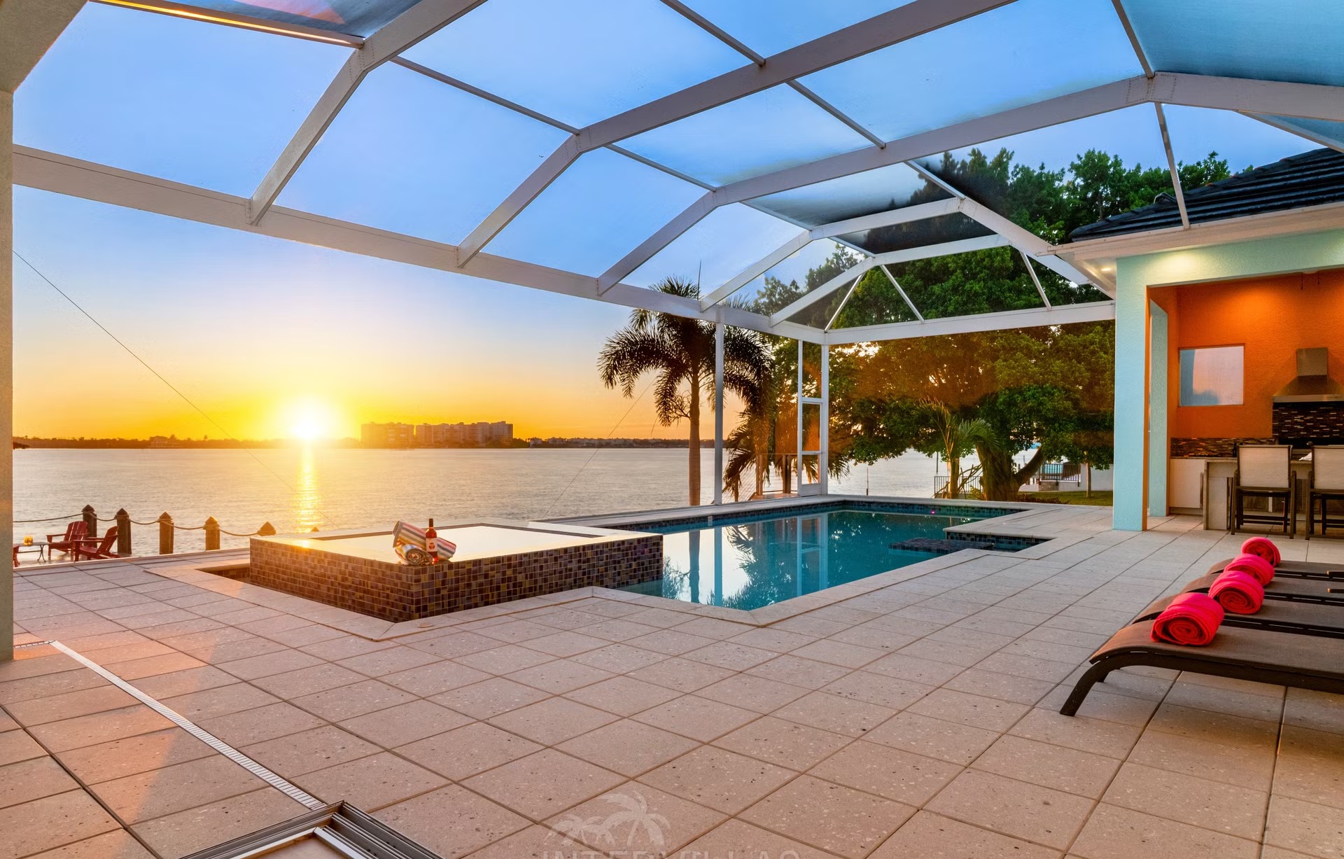 Moderne Villa am Fluss mit privatem Bootsdock und Blick aufs Wasser.