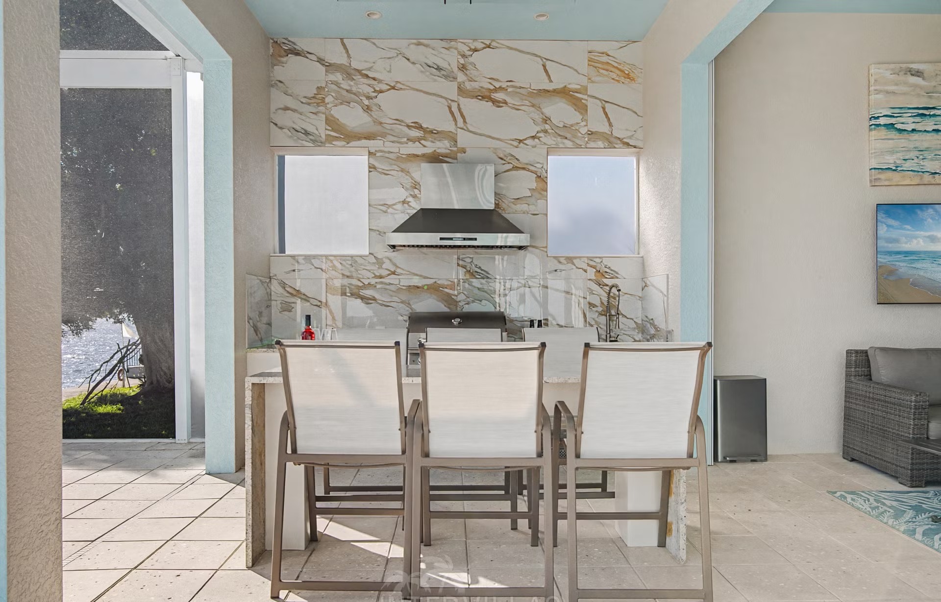 Privates Bootsdock am River mit Blick aufs Wasser.