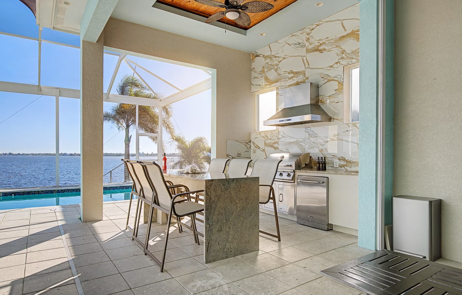 Privates Bootsdock am Fluss mit Blick aufs Wasser.