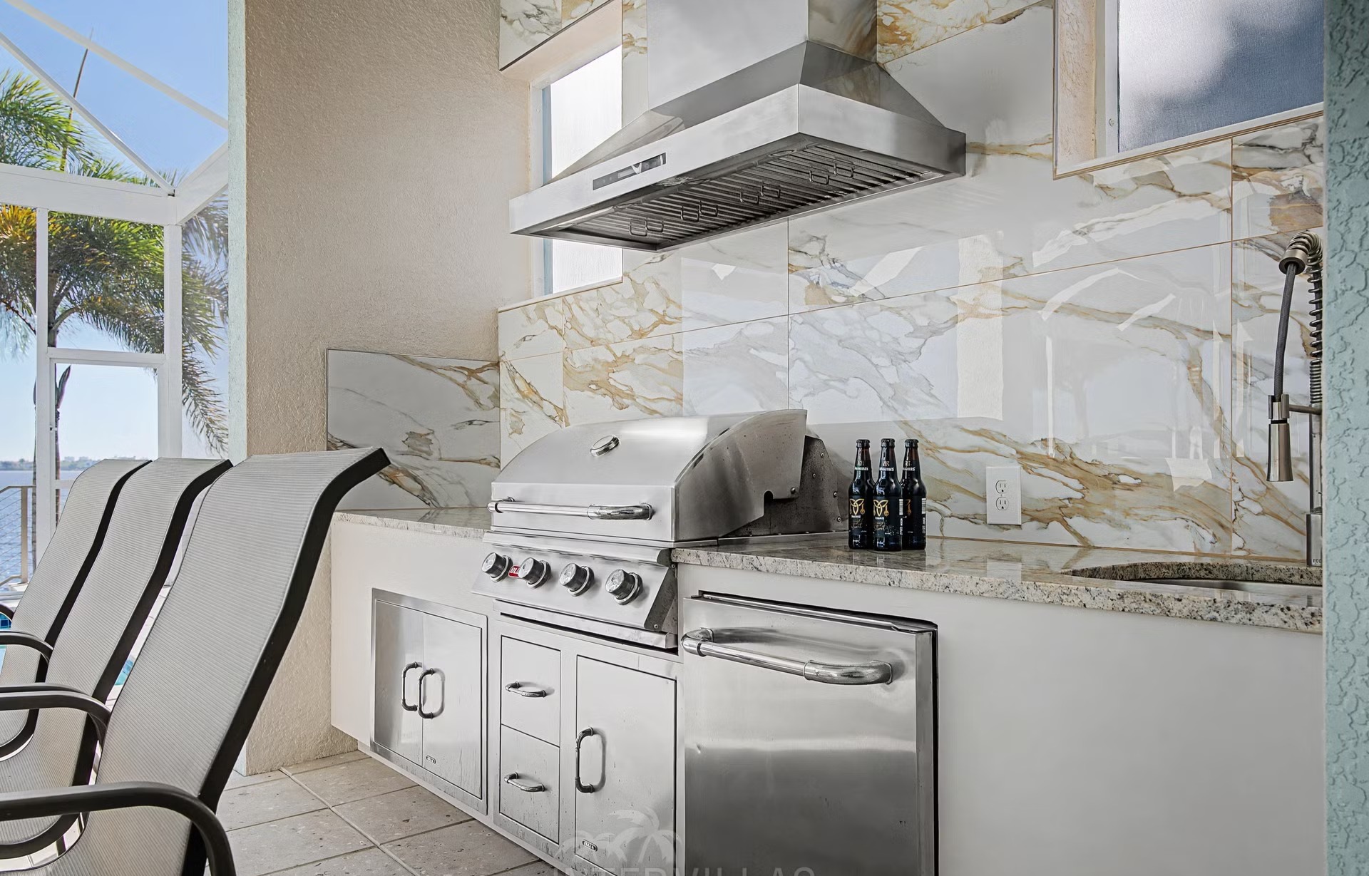 Privates Bootsdock am River mit Bootslift.