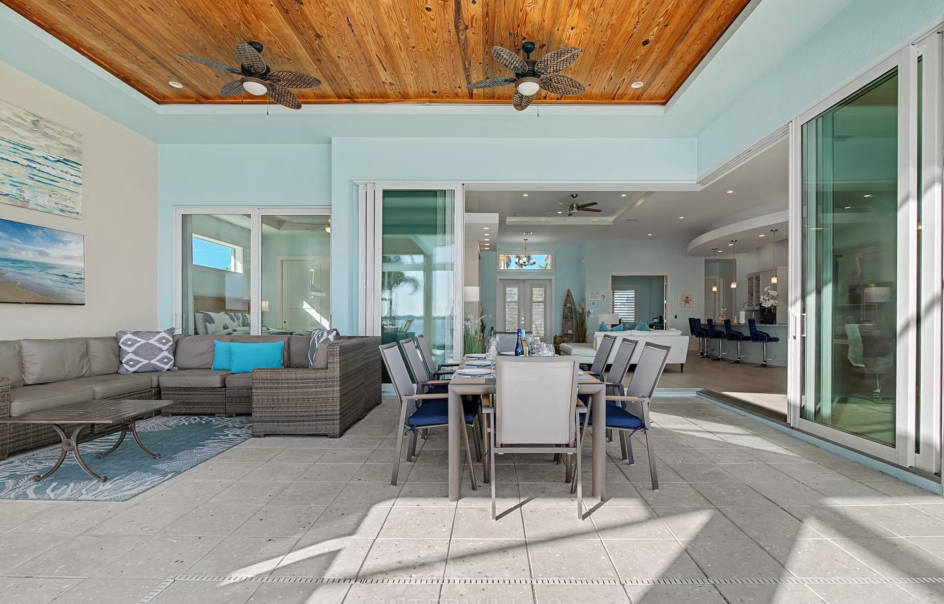 Privates Bootsdock am Flussufer mit Blick aufs Wasser.