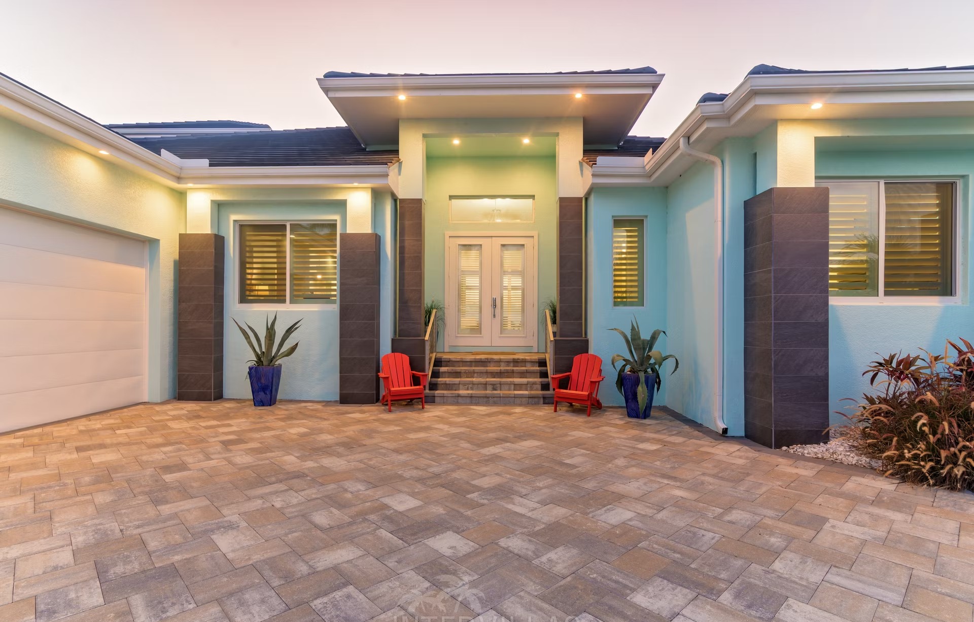 Privates Bootsdock am River mit Blick aufs Wasser.